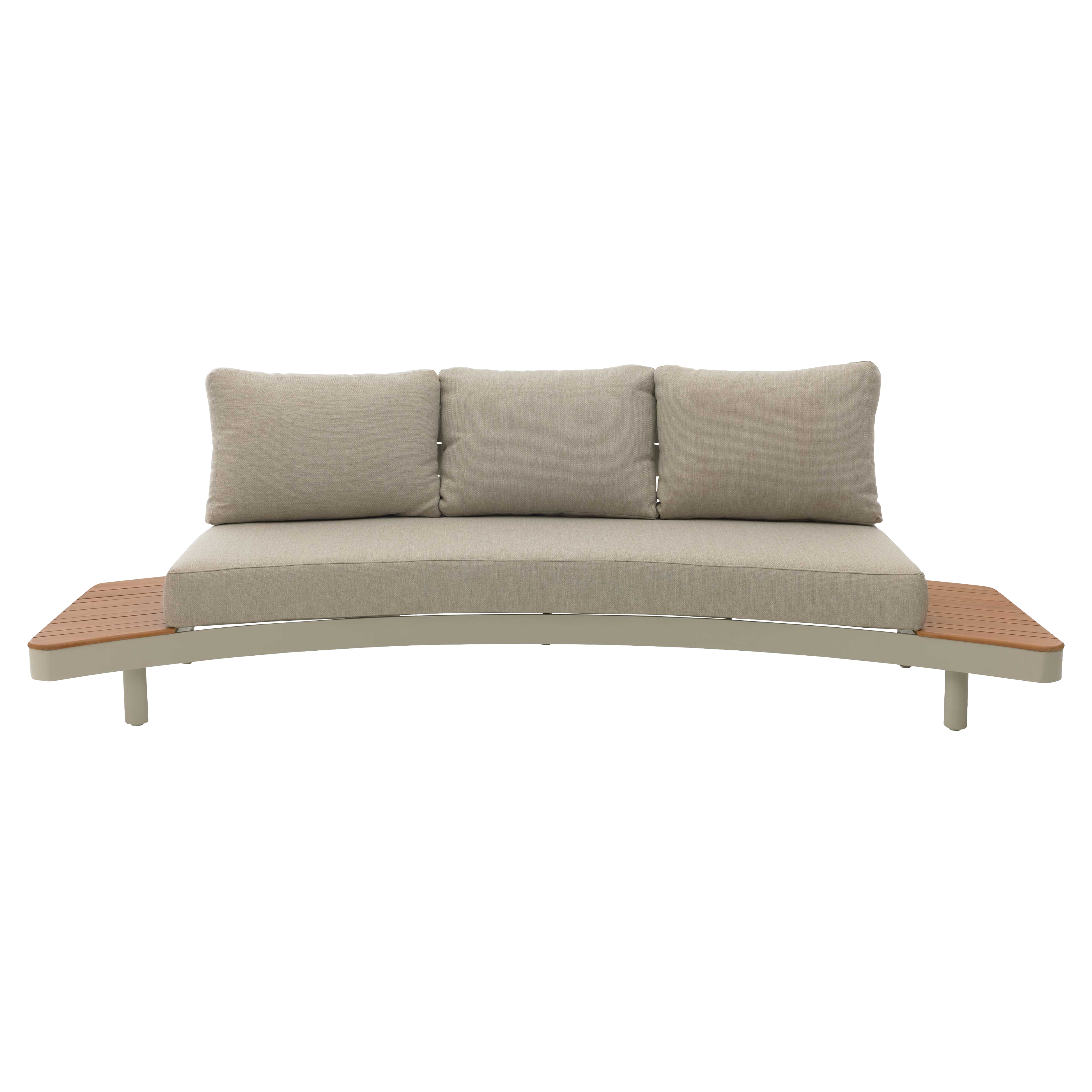 Gekrümmtes Sofa mit drei beigen Rückenpolstern und durchgehender Sitzfläche, hellgrauer Rahmen und seitlichen Holzablagen.