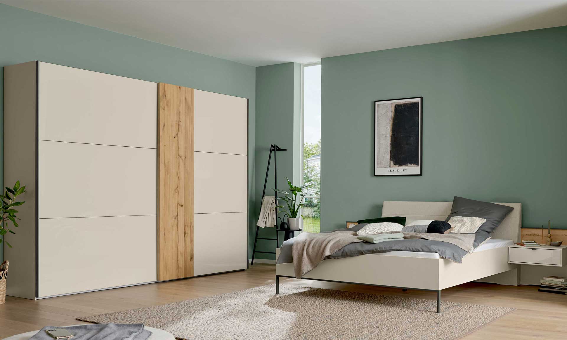 Schlafzimmer mit Doppelbett, Nachtkonsolen und Kleiderschrank in Graubeige und Kernholz