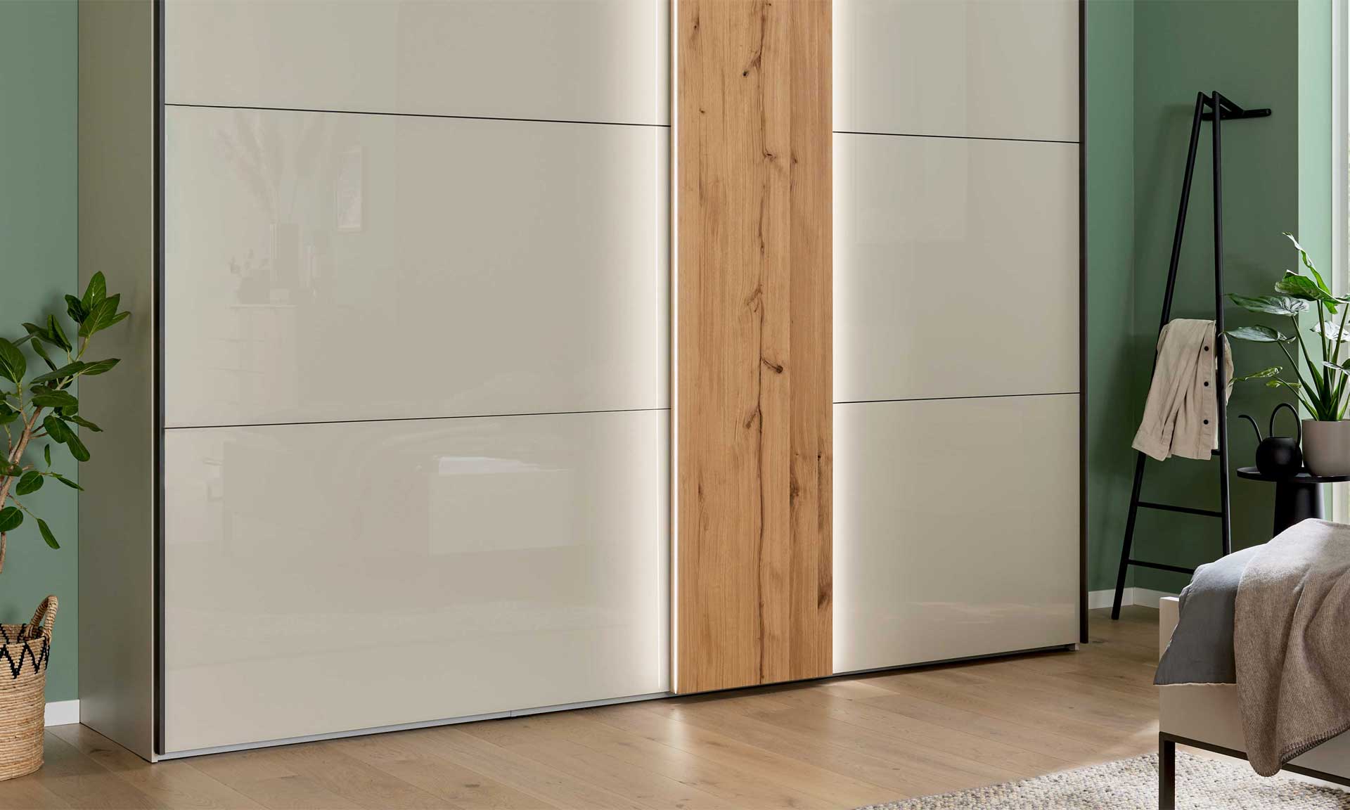 Schwebetüren-Kleiderschrank mit zwei Türen in Graubeige und Kernholz