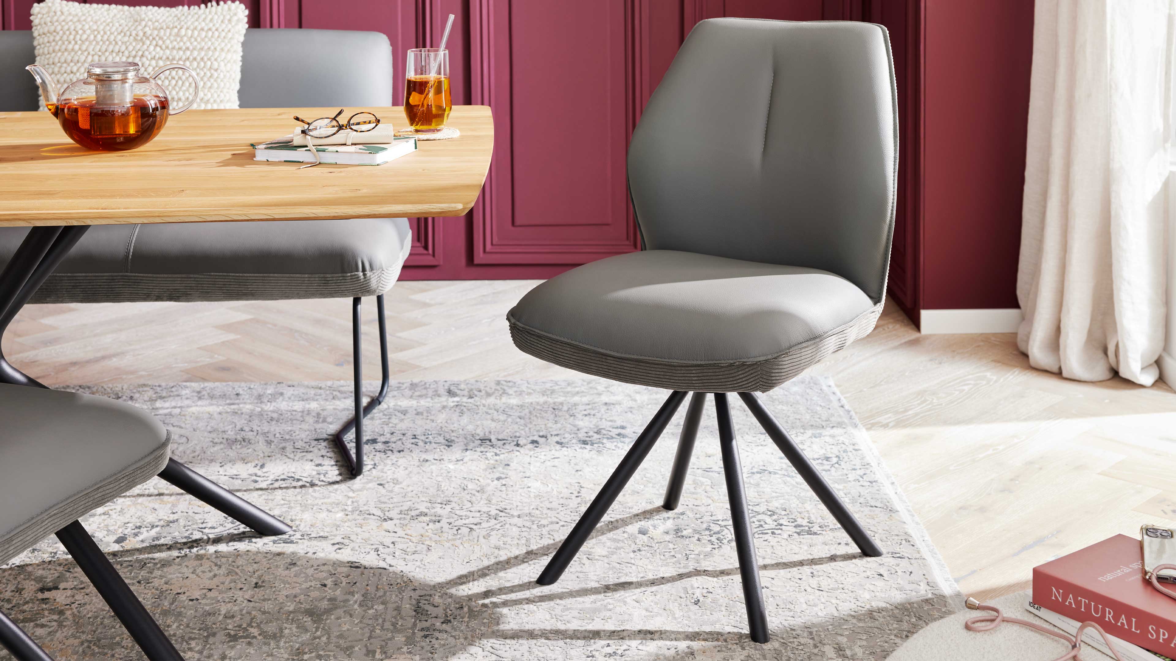 Moderner Esszimmerstuhl mit Lederbezug im Sitz und Cord-Rücken, kombiniert mit schwarzen Metallbeinen