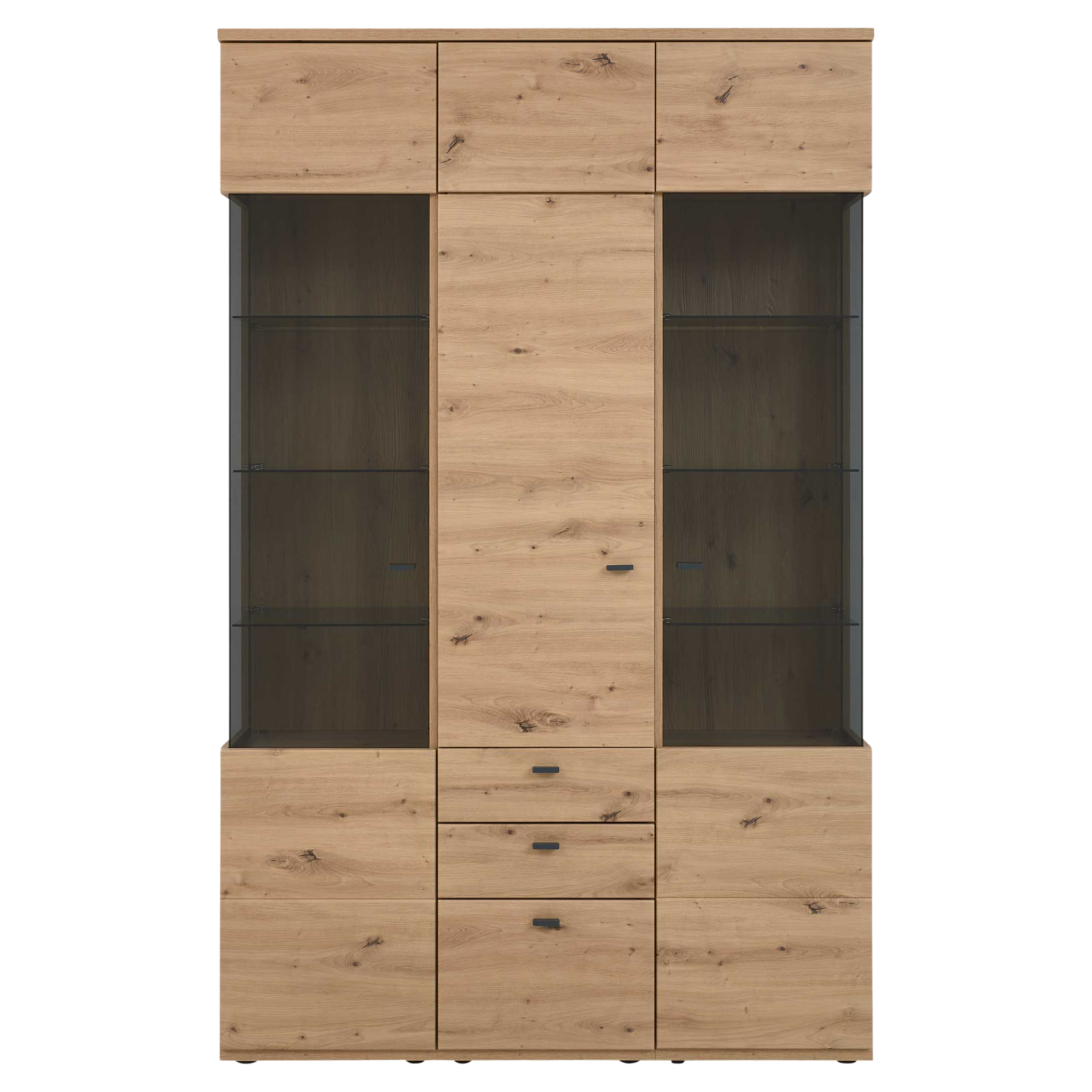 Hohe Vitrine in heller Holzoptik mit zentraler Tür, seitlichen Glaseinsätzen mit Regalböden sowie drei Schubladen und Unterschränken.