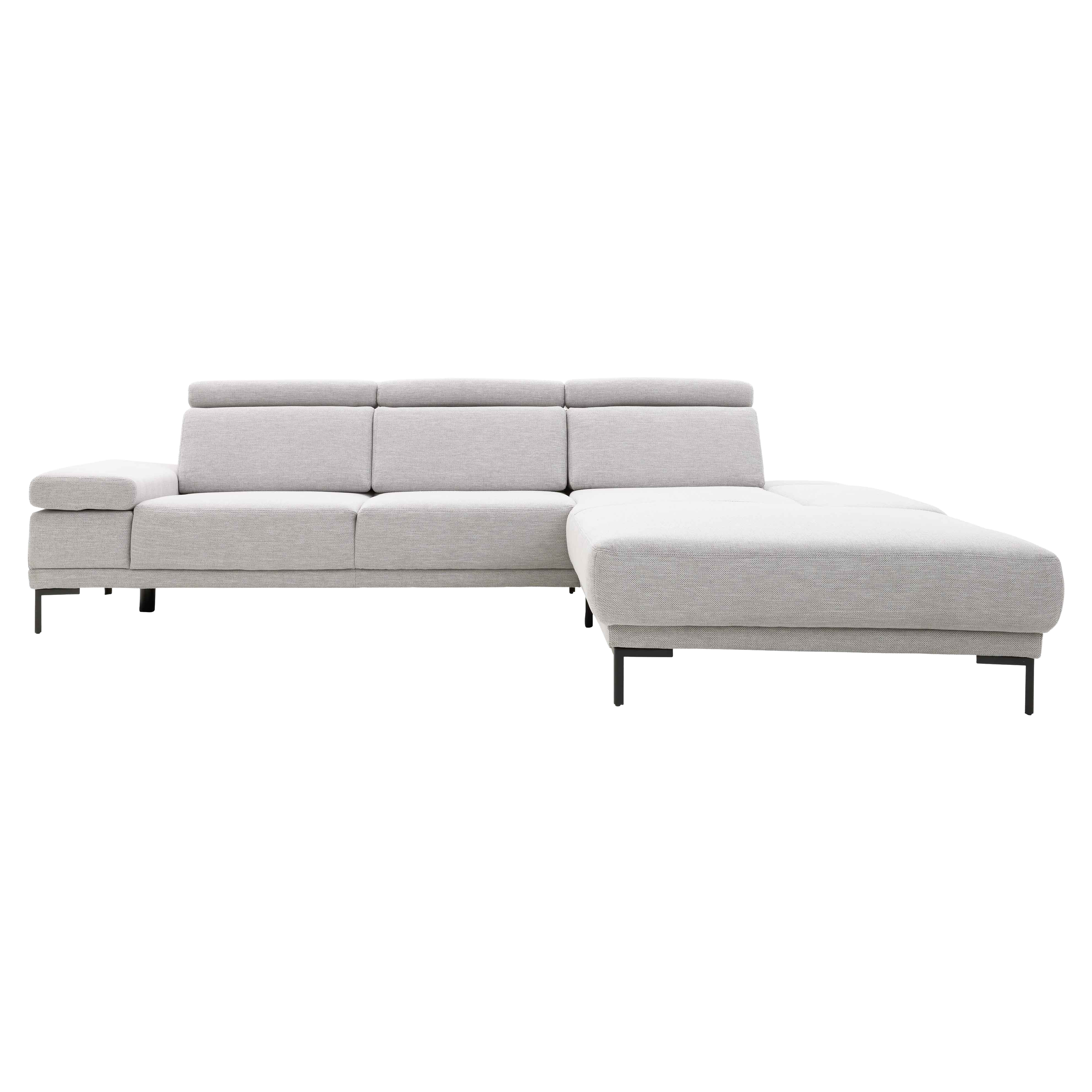 Hellgraues Ecksofa mit rechteckiger Ottomane, drei Rückenpolstern mit Kopfstützen und schwarzen Metallfüßen.