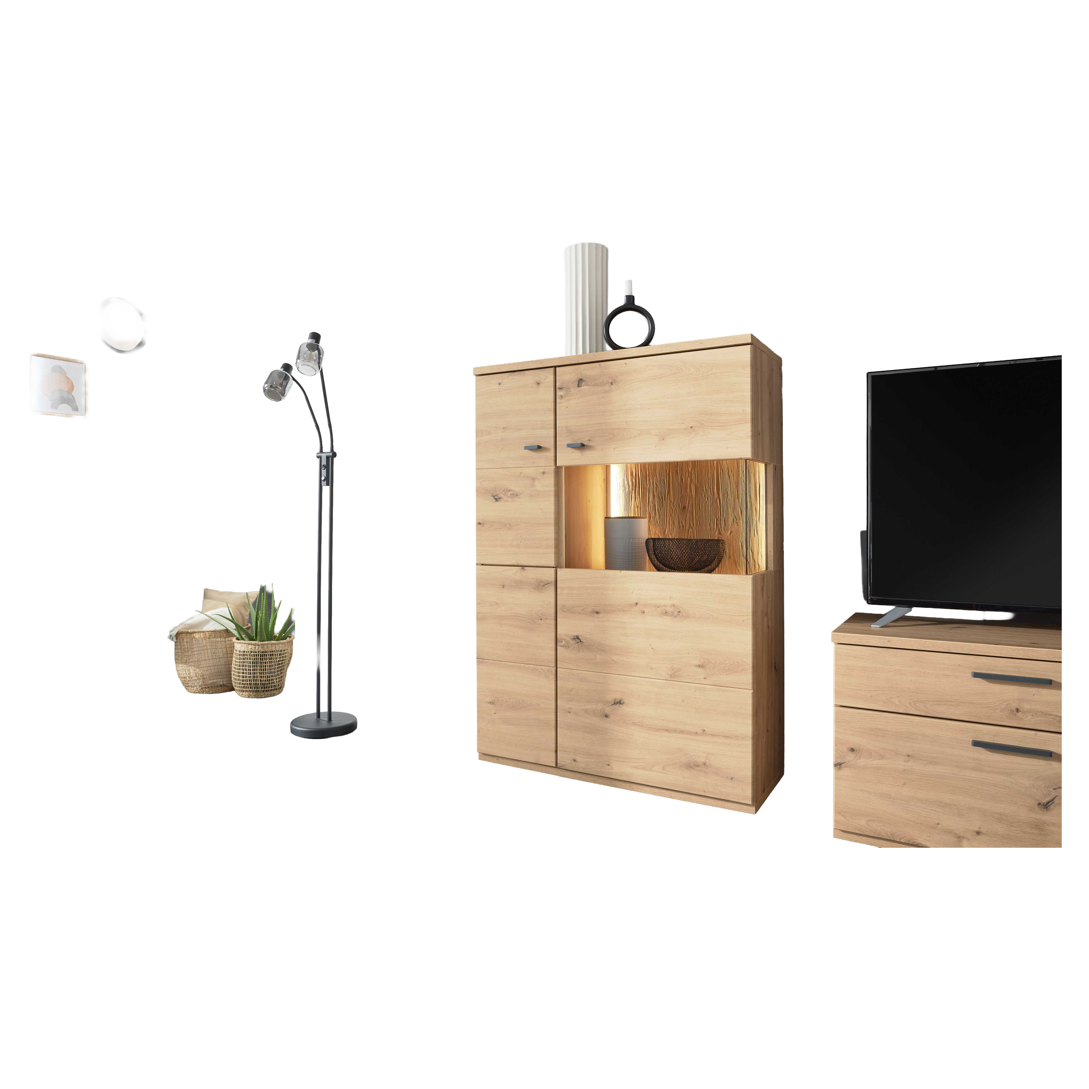 Heller Holzschrank mit eingebauter beleuchteter Nische, links schwebende Treppenstufen, Stehlampe und Körbe, rechts TV‑Sideboard.
