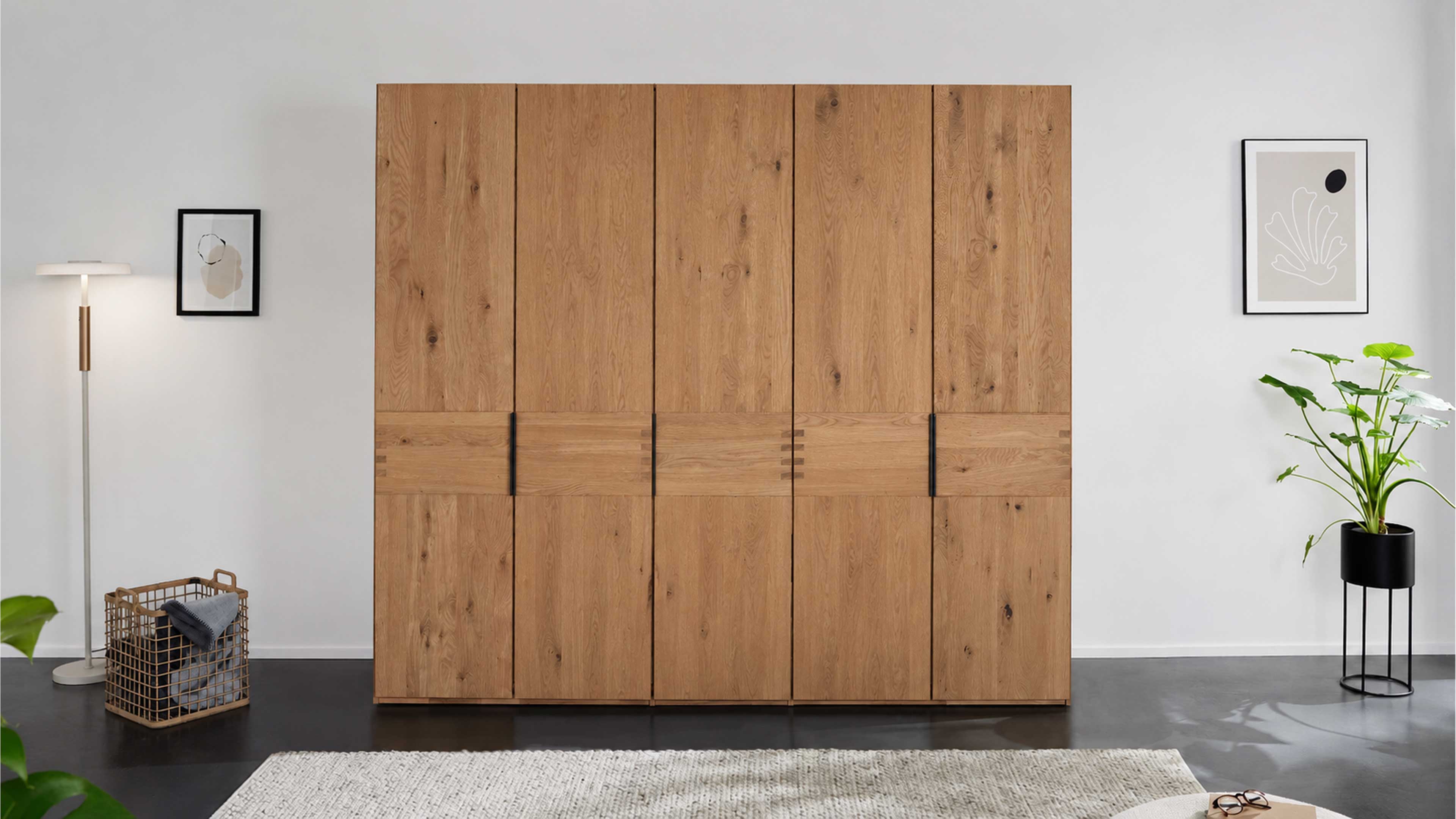 Kleiderschrank in Wildeiche mit optionalen hellgrauen Türen für modernen Stauraum im Schlafzimmer