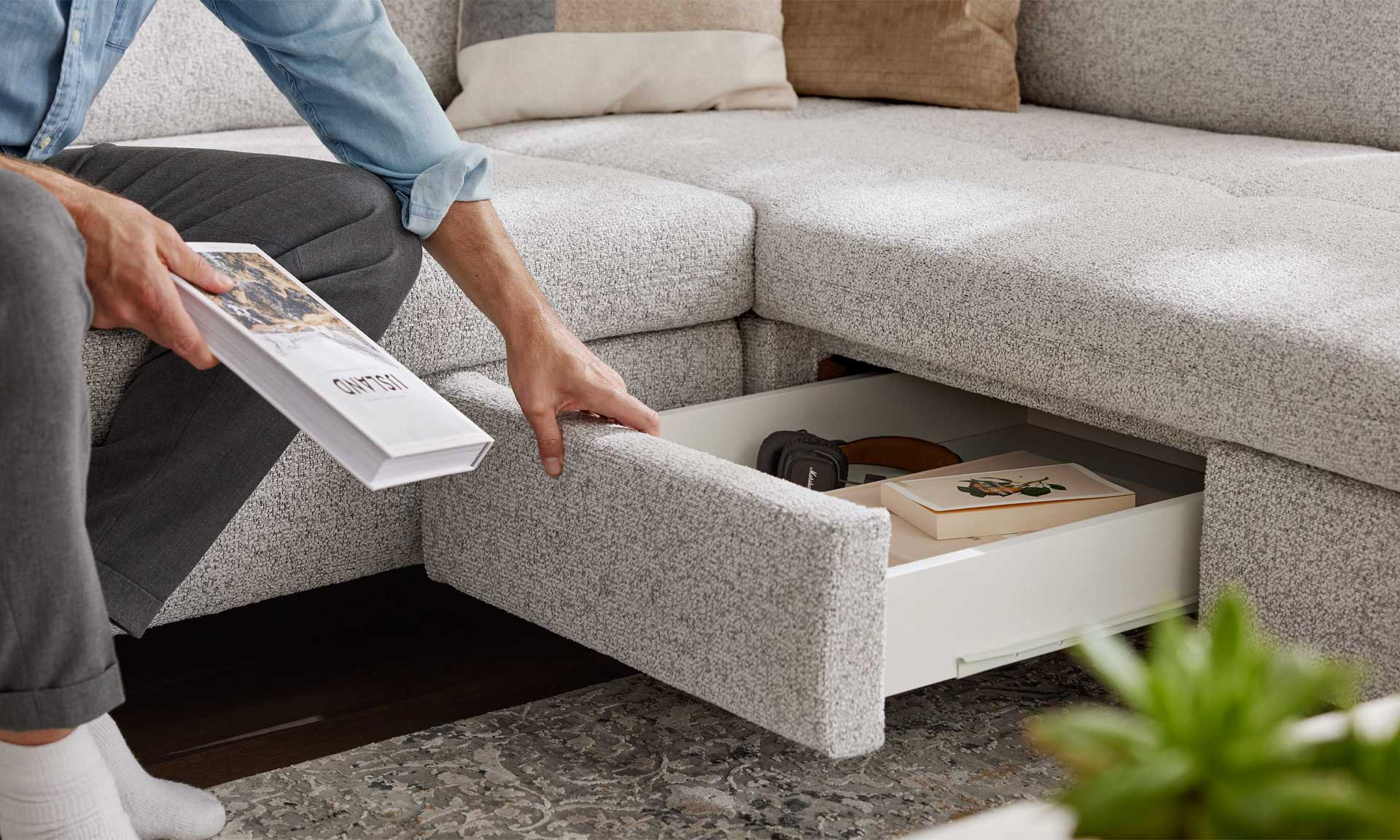 Ecksofa mit Stoffbezug in Ecru und schwarzen Metallfüßen