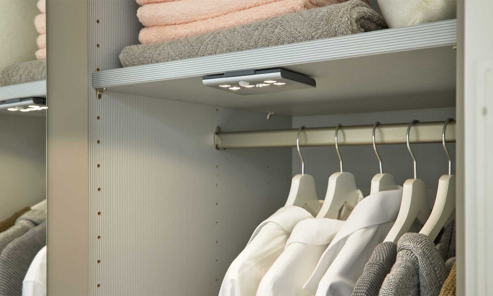Kleiderschrank in Weiß mit Dreh- und Falttüren, Spiegeltüren und Schubladen