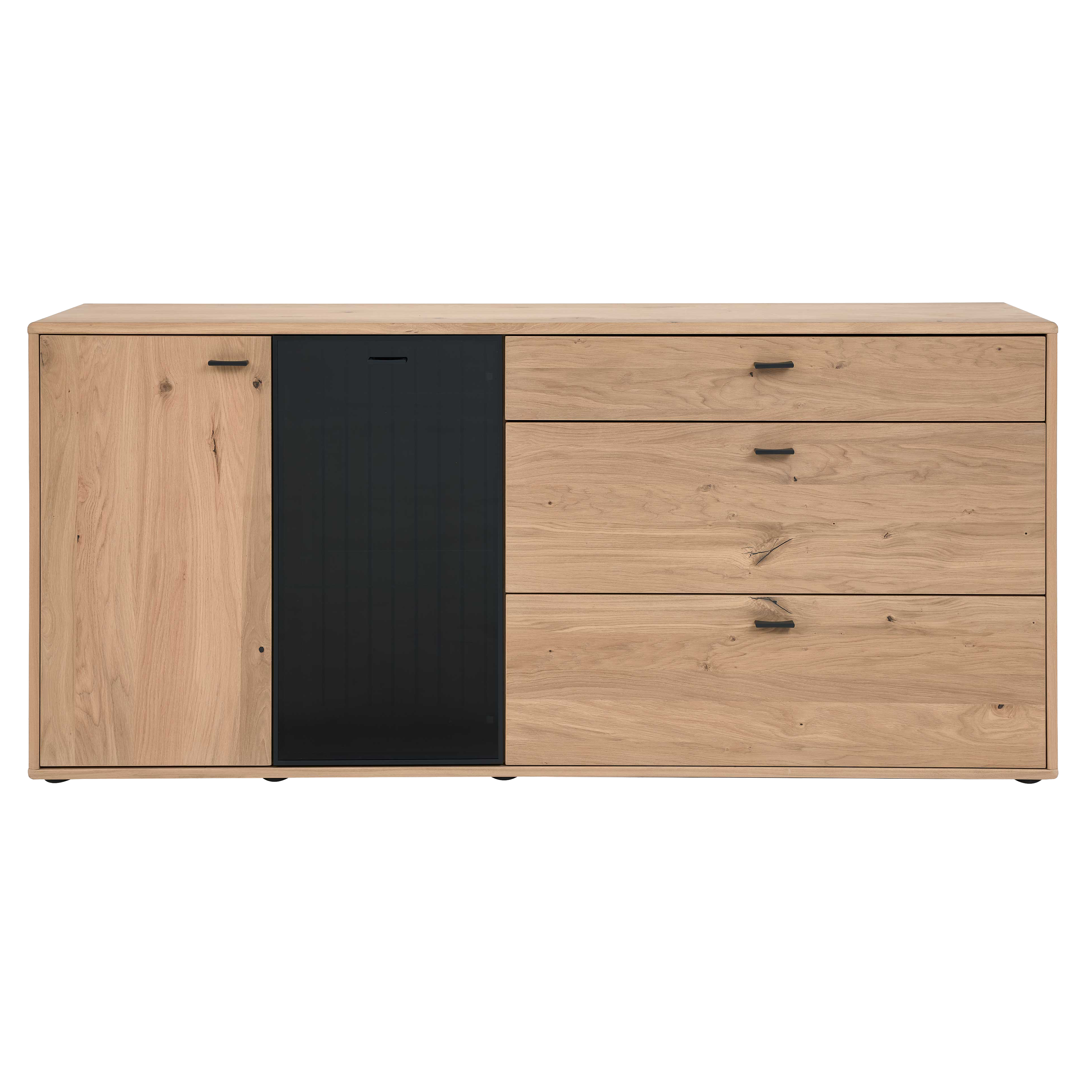 Sideboard aus hellem Holz mit links einer Tür, mittig einem schwarzen vertikalen Paneel und rechts drei Schubladen mit schwarzen Griffen.