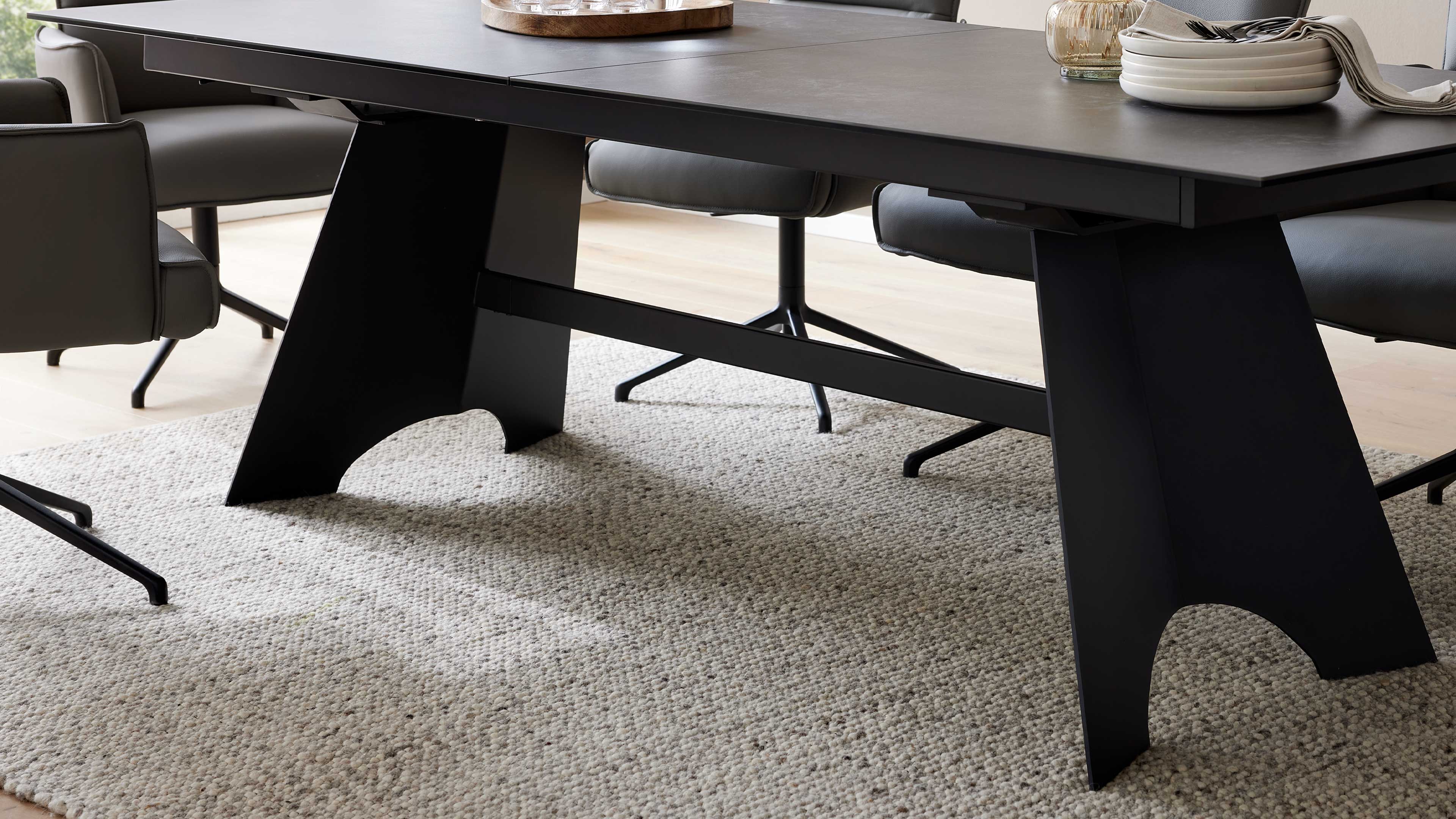 Ausziehtisch mit Glas-Keramik-Oberfläche in Oxidoptik und schwarzem Metallgestell für moderne Esszimmer und flexible Platzgestaltung