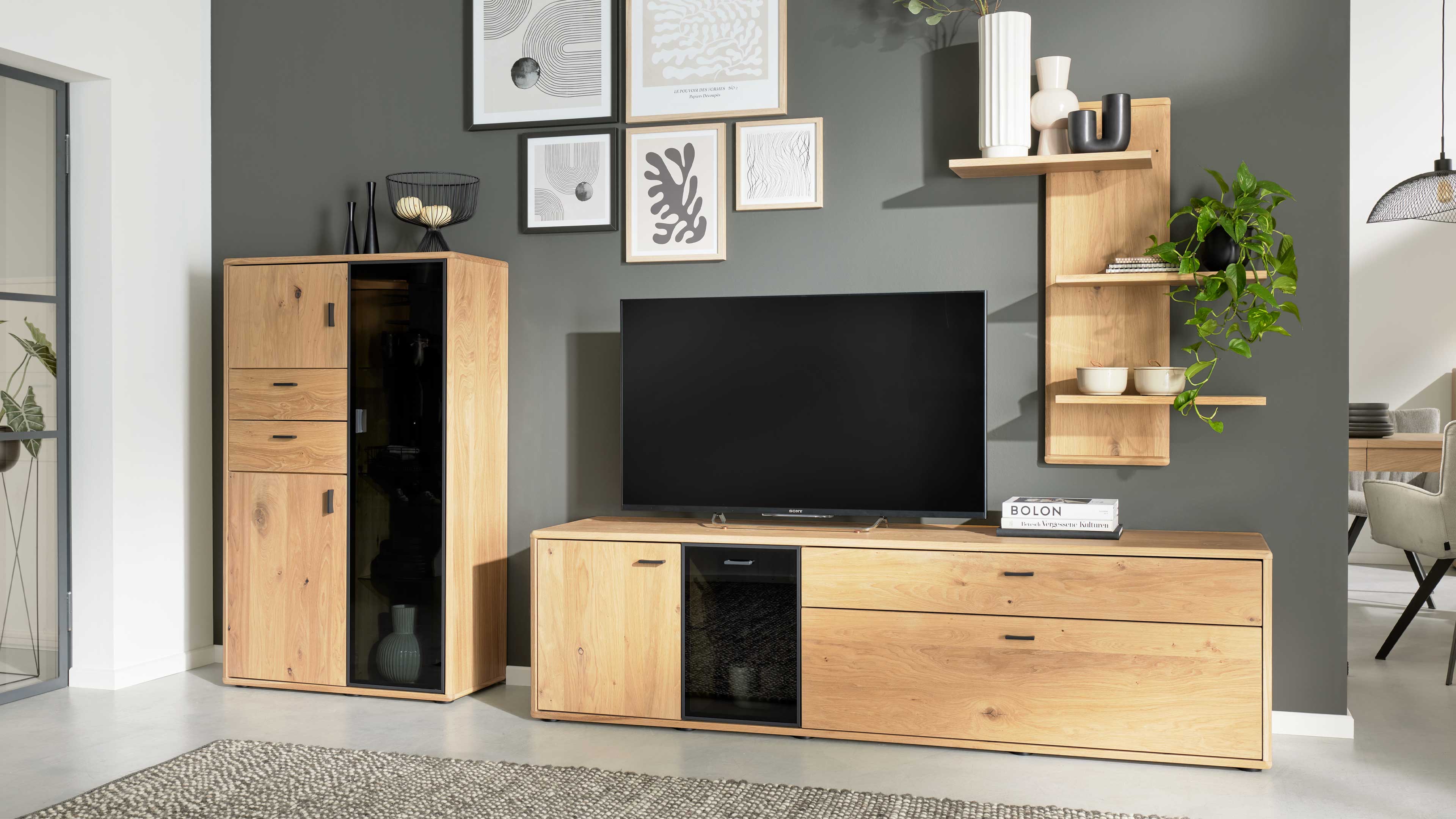 Wohnlösung mit Highboard, TV-Unterteil und Wandpaneel mit Eichefurnier und Schwarzglas