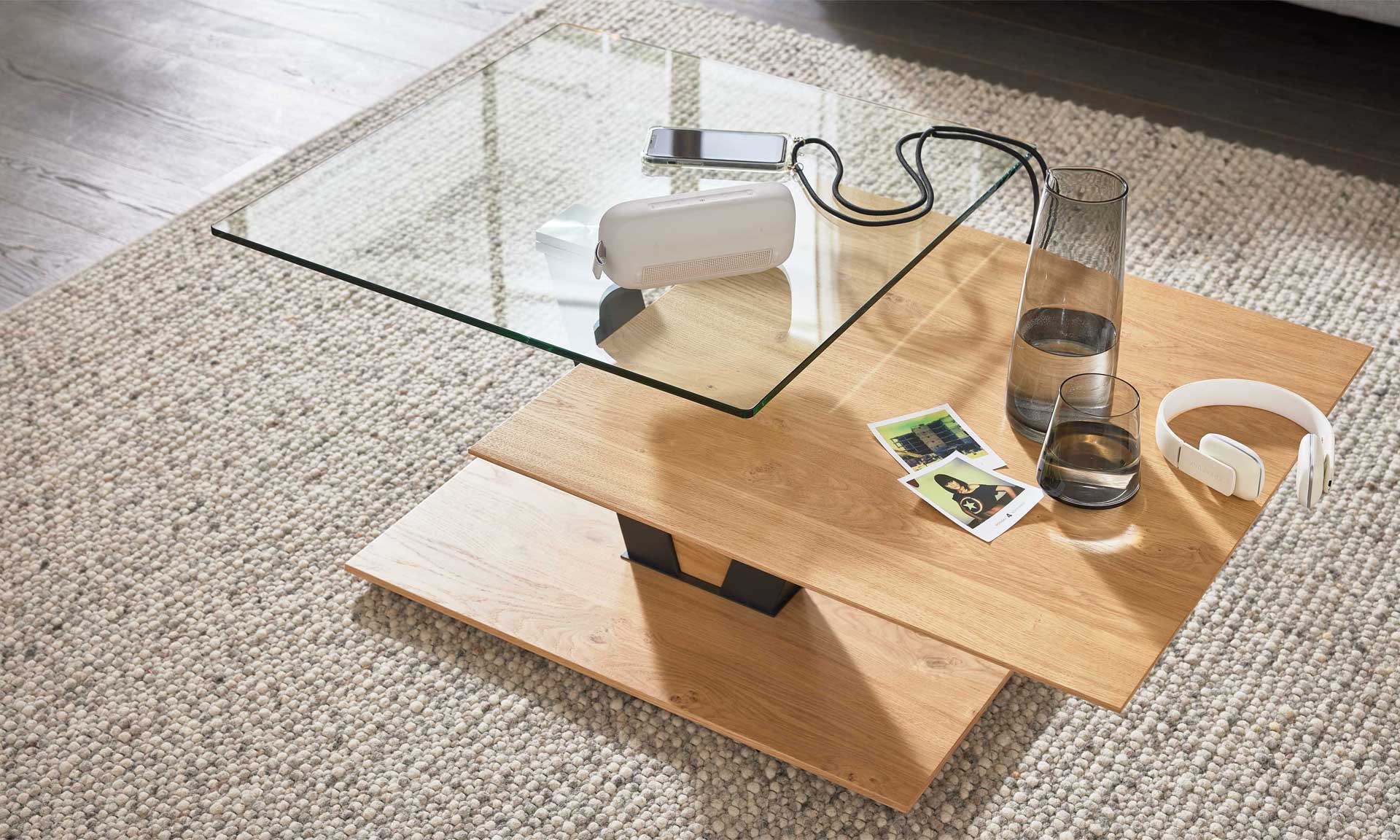 Couchtisch mit Eichefurnier und drehbarer Glasplatte