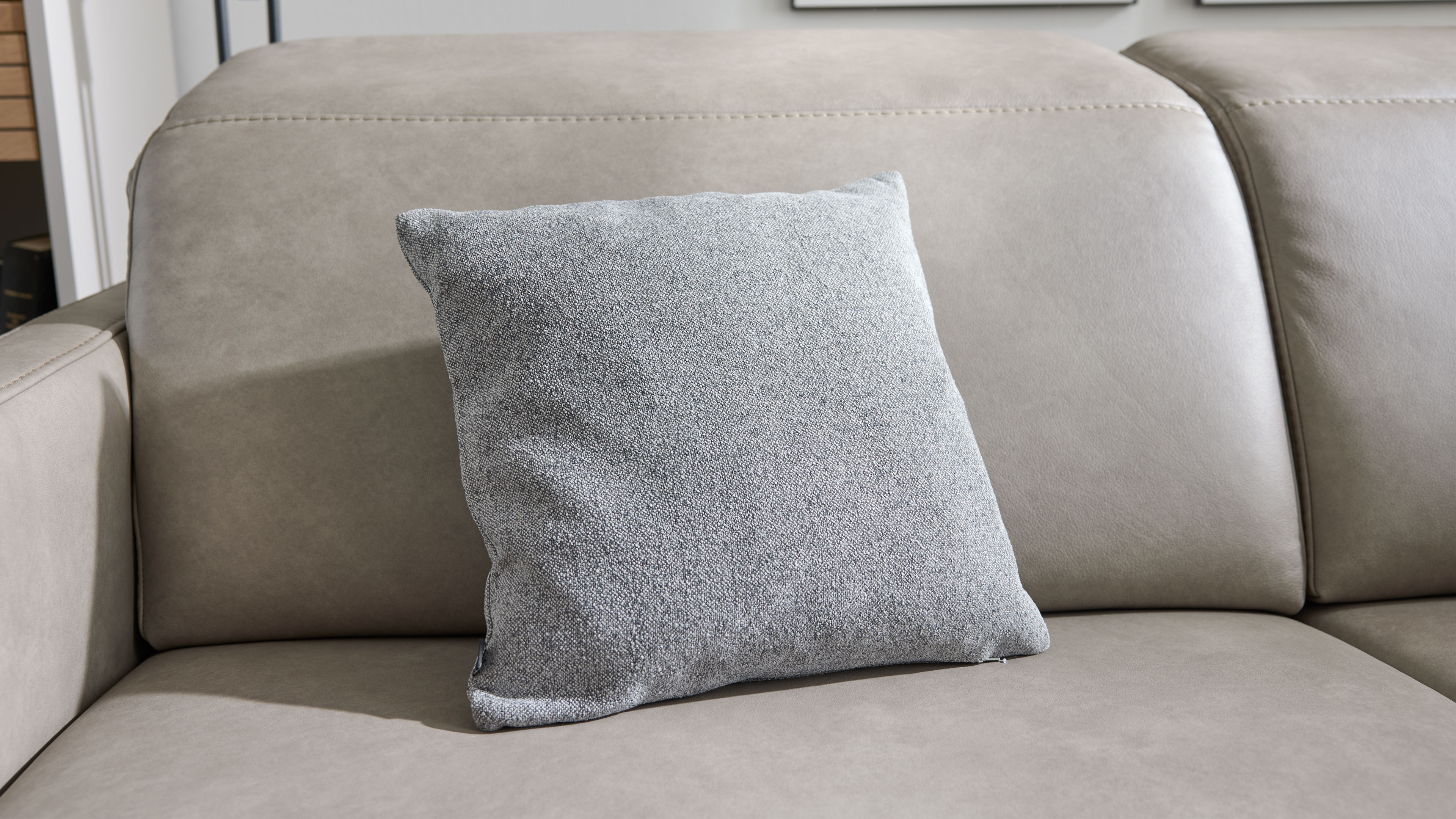 Kissenhülle aus grauer Chenille mit weicher Haptik, ideal als Ergänzung für Sofa oder Sessel