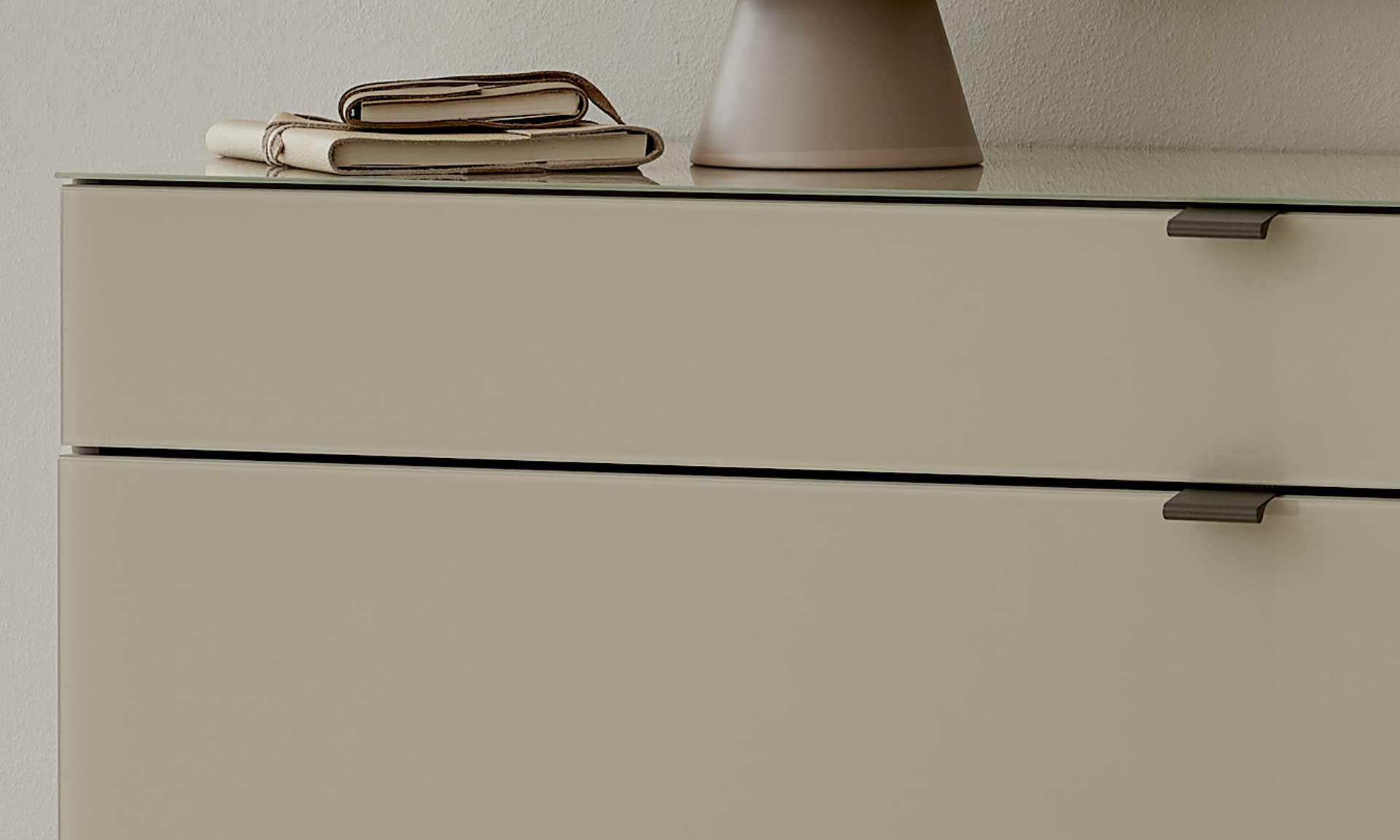 Schubladenkommode in Kieselgrau mit Glasfronten