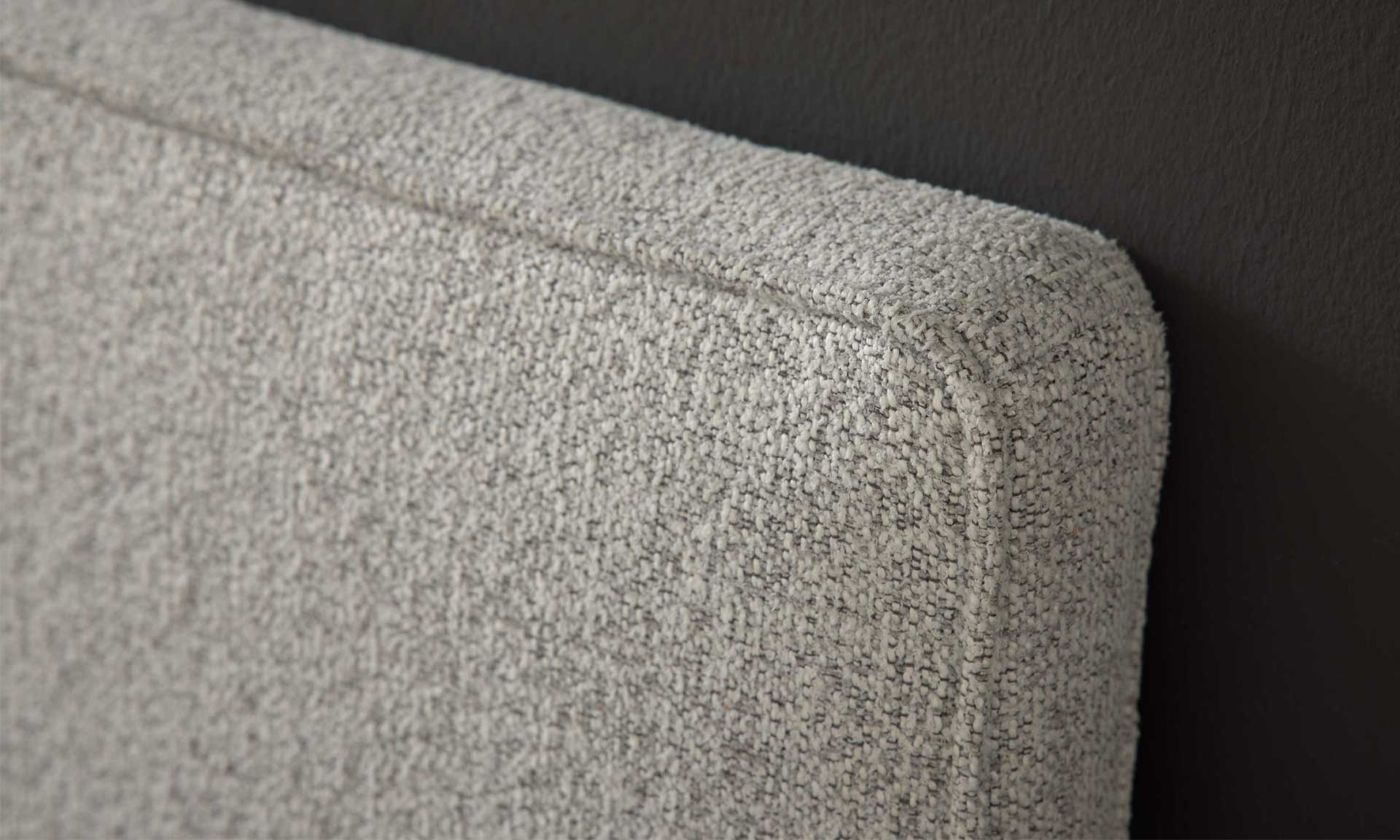 Hellgraues Boxspringbett mit Topper, 180 x 200 cm