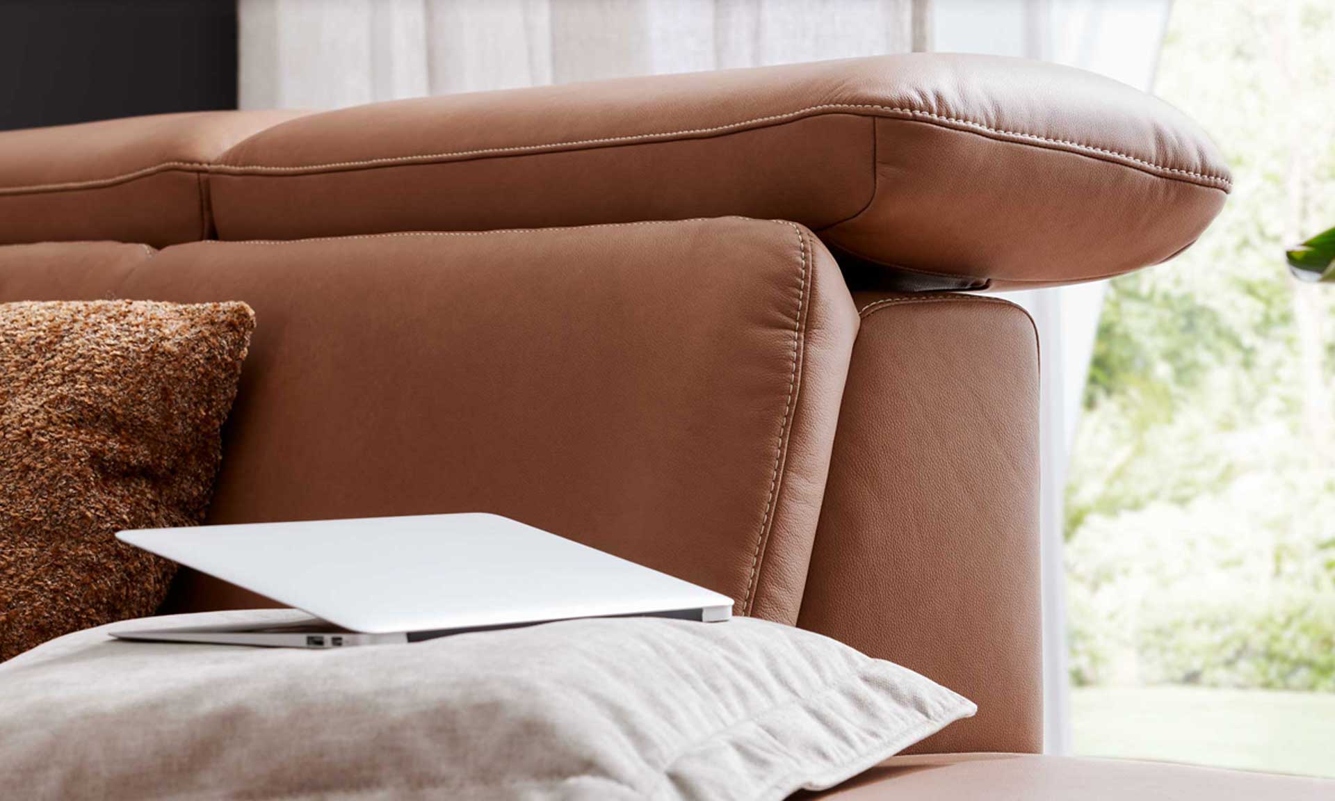 Leder-Ecksofa in Haselnussbraun, mit schwarzen Metallfüßen