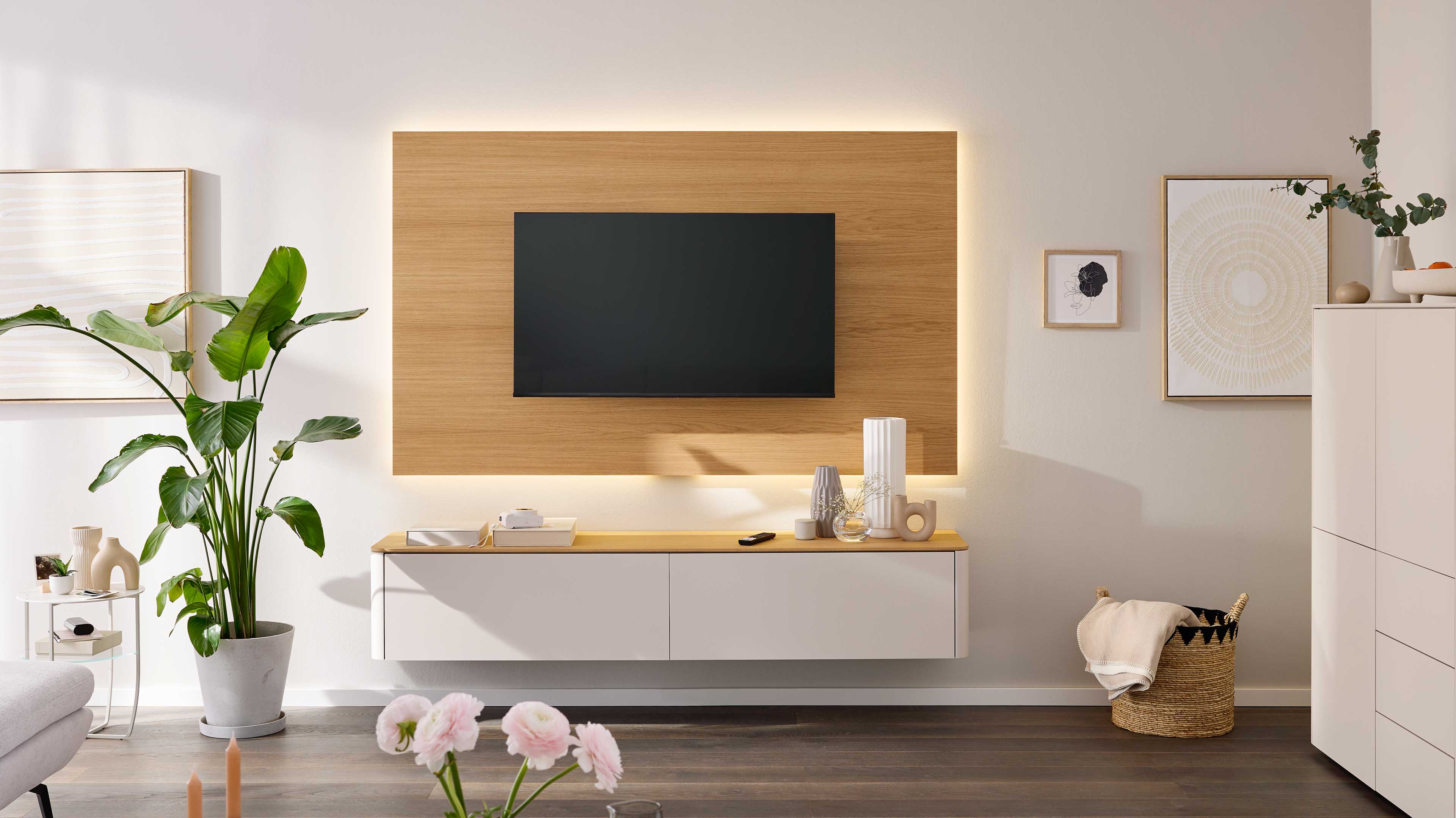 Modernes TV-Lowboard in Weiß mit Holzrückwand und klarer Linienführung