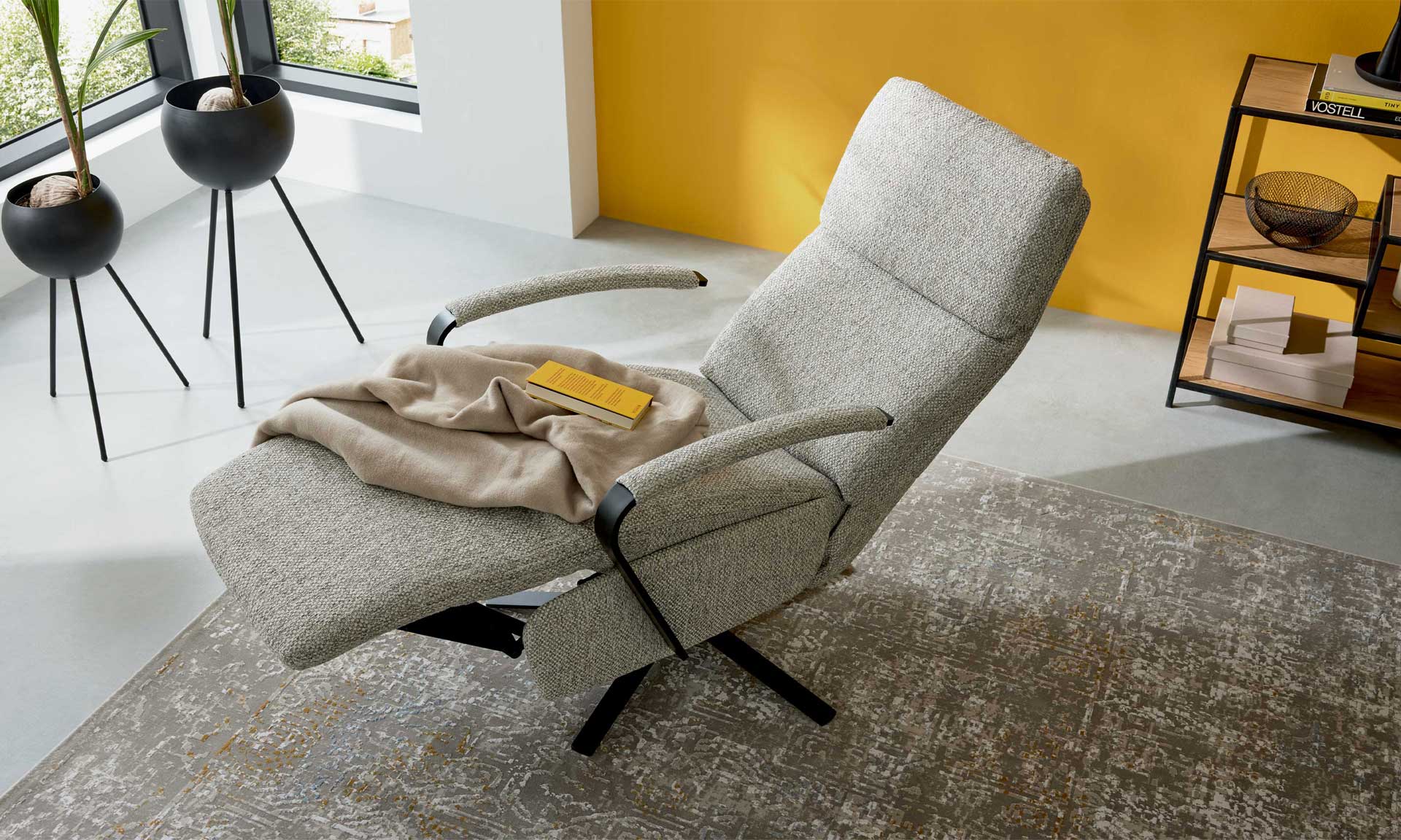 Relaxsessel in Silbergrau mit manuellen Relaxfunktionen