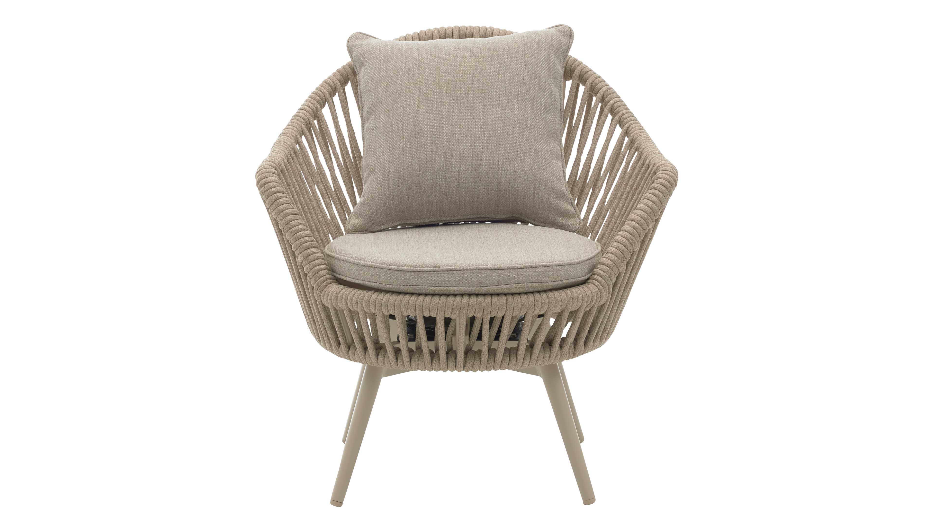 Beige Sessel mit rundem Sitzkissen und quadratischem Rückenpolster, gewobener Seilrahmen und vier ausgestellte Beine.