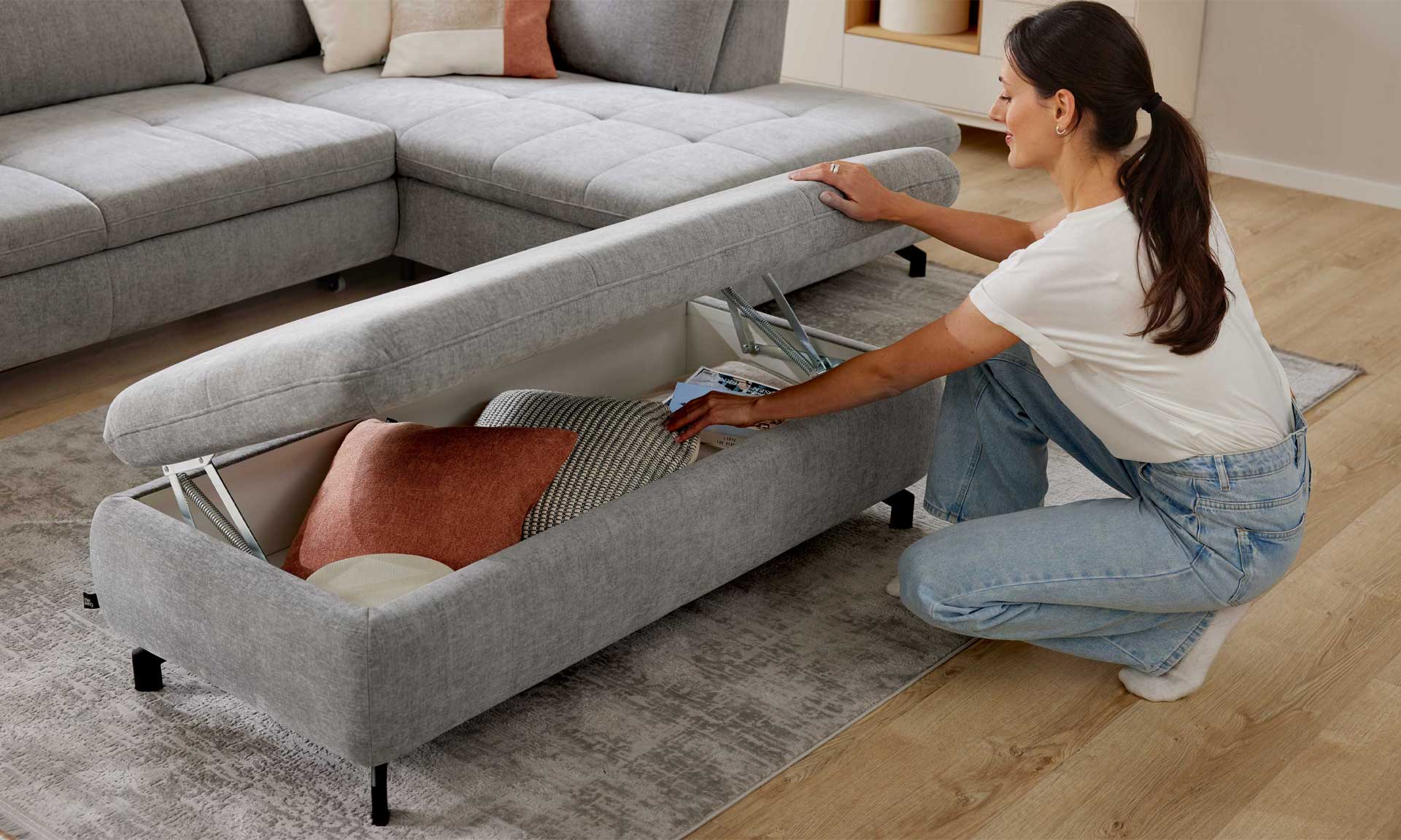 XXL Polsterhocker mit grauem Stoff und schwarzen Metallfüßen