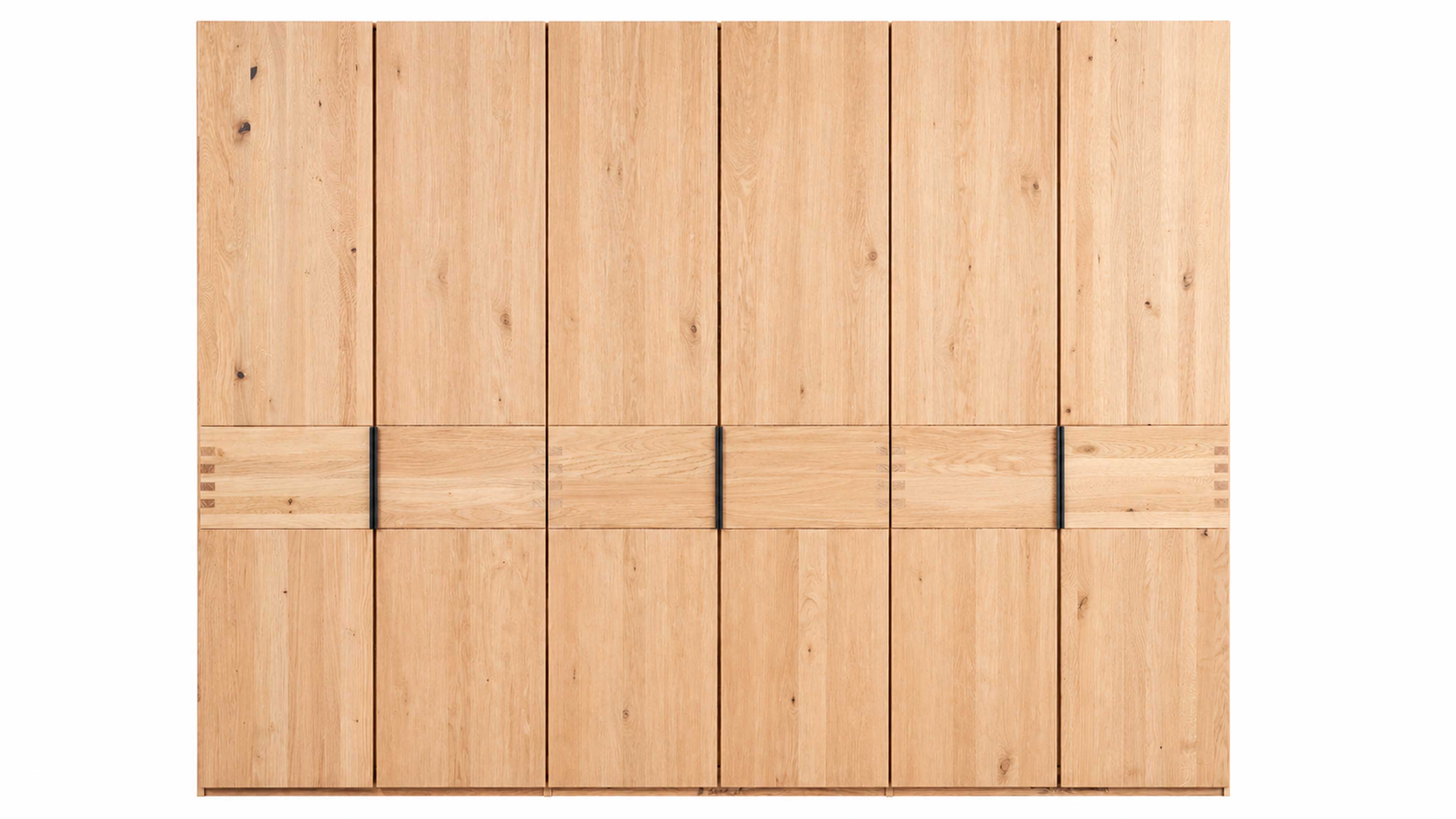Doppelbett aus Holz mit gepolstertem Kopfteil, kombiniert mit großem Kleiderschrank und Nachttischen für ein abgestimmtes Schlafzimmer