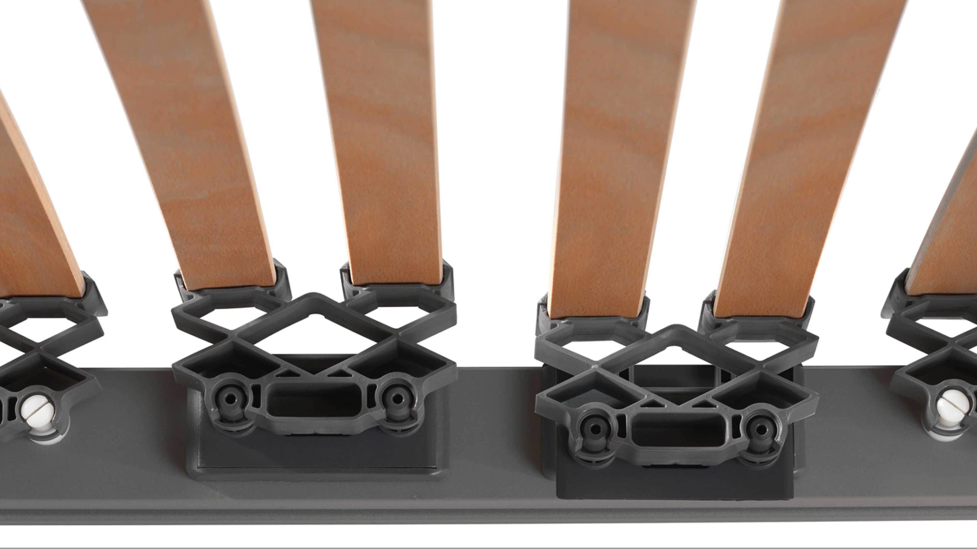 Gekrümmte Holzlatten des Lattenrosts, in graue Kunststoffaufnahmen auf einem dunklen Metallrahmen eingesetzt.