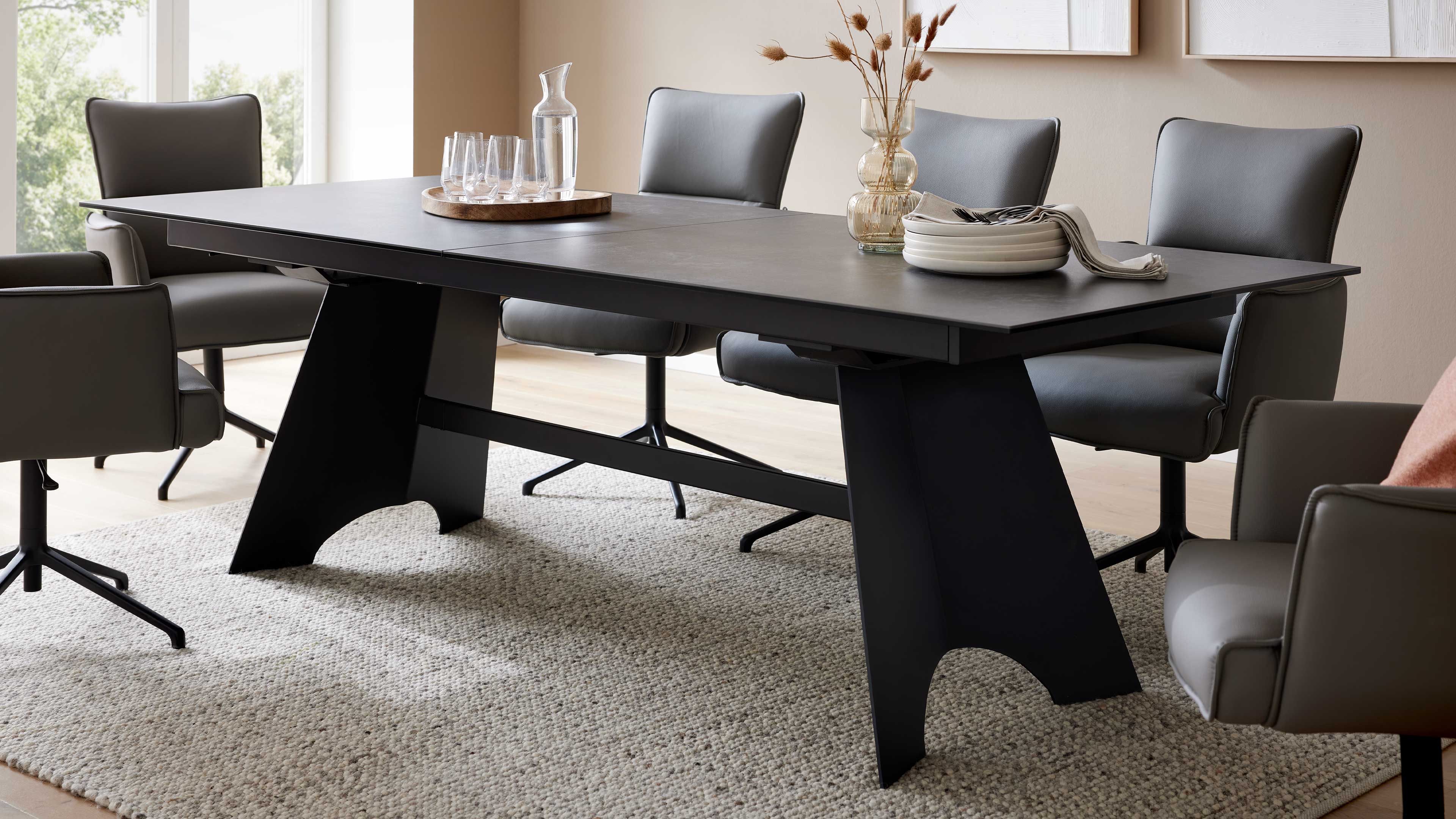 Ausziehtisch mit Glas-Keramik-Oberfläche in Oxidoptik und schwarzem Metallgestell für moderne Esszimmer und flexible Platzgestaltung