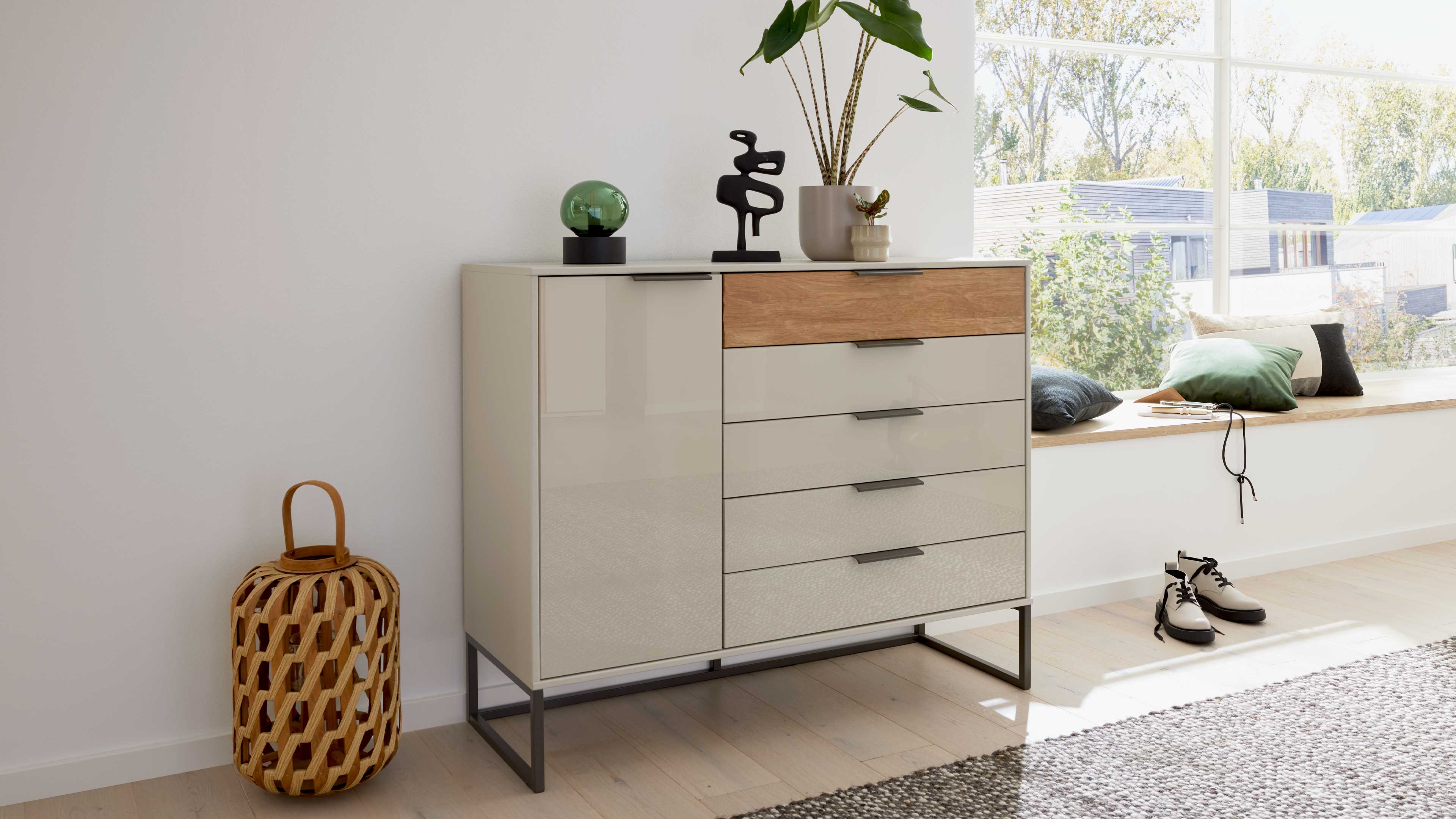 Helle Kommode mit Holz-Akzenten und filigranem Metallgestell