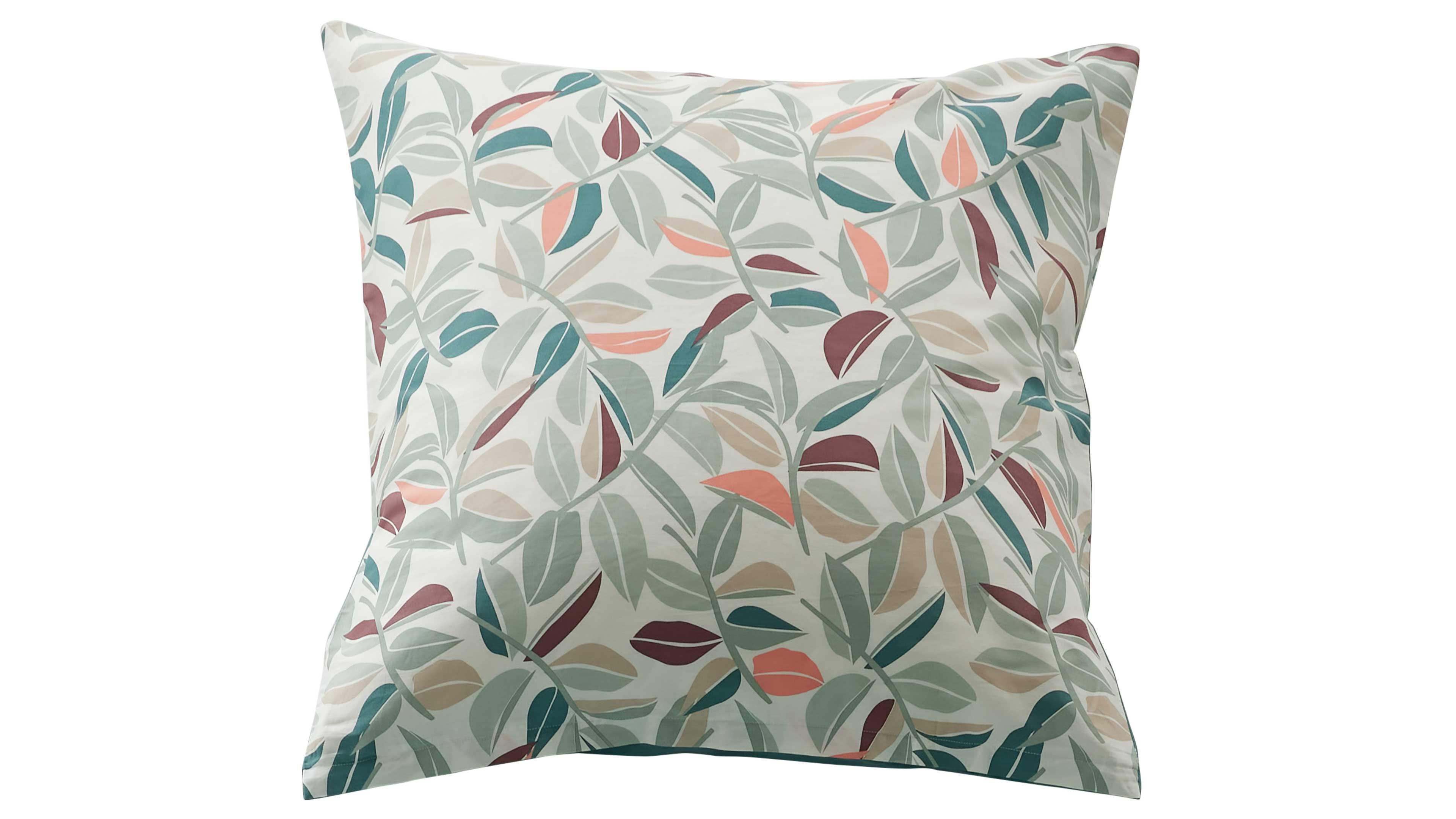 Quadratisches Kissen mit weißem Grund und dichtem Blattmuster in Pastellgrün, Beige, Koralle und Petrol.