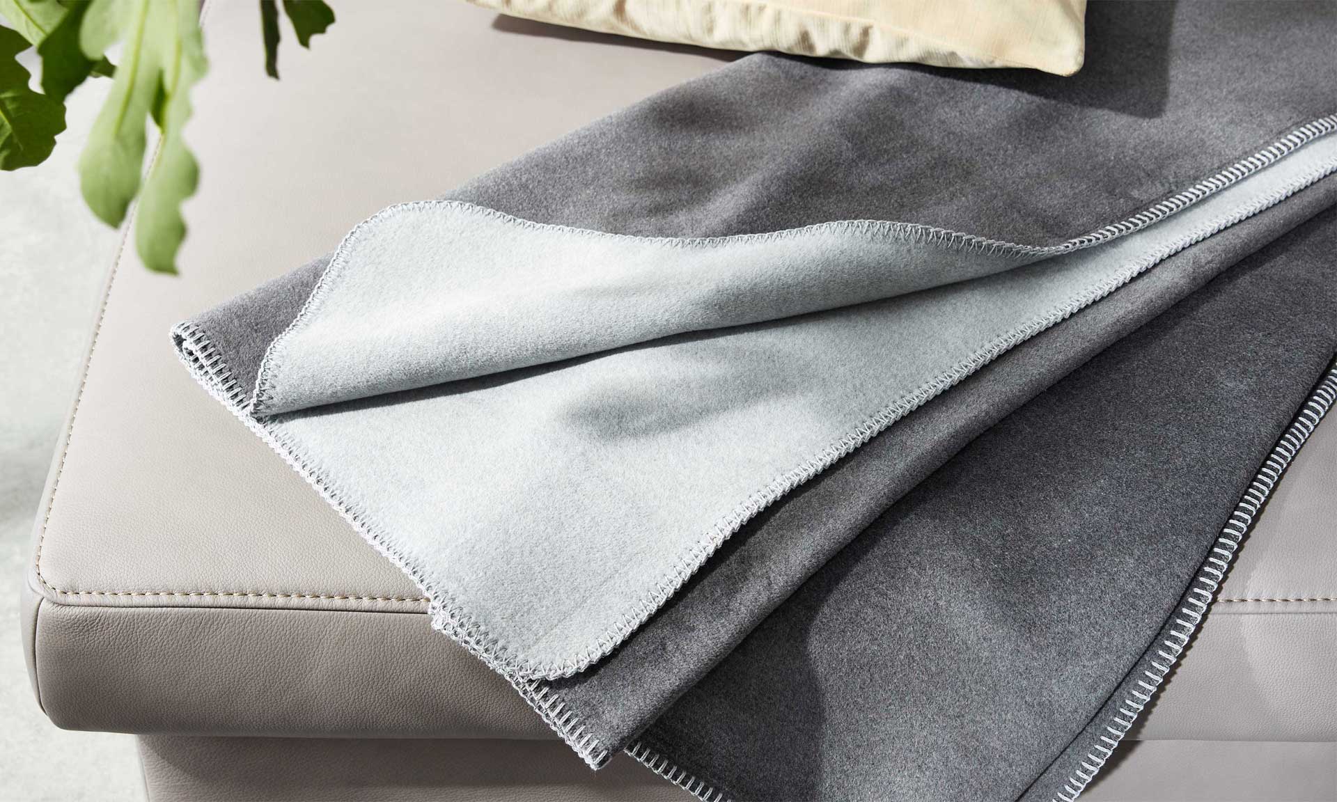 Kuscheldecke zum Wenden in Schiefer und Eisgrau