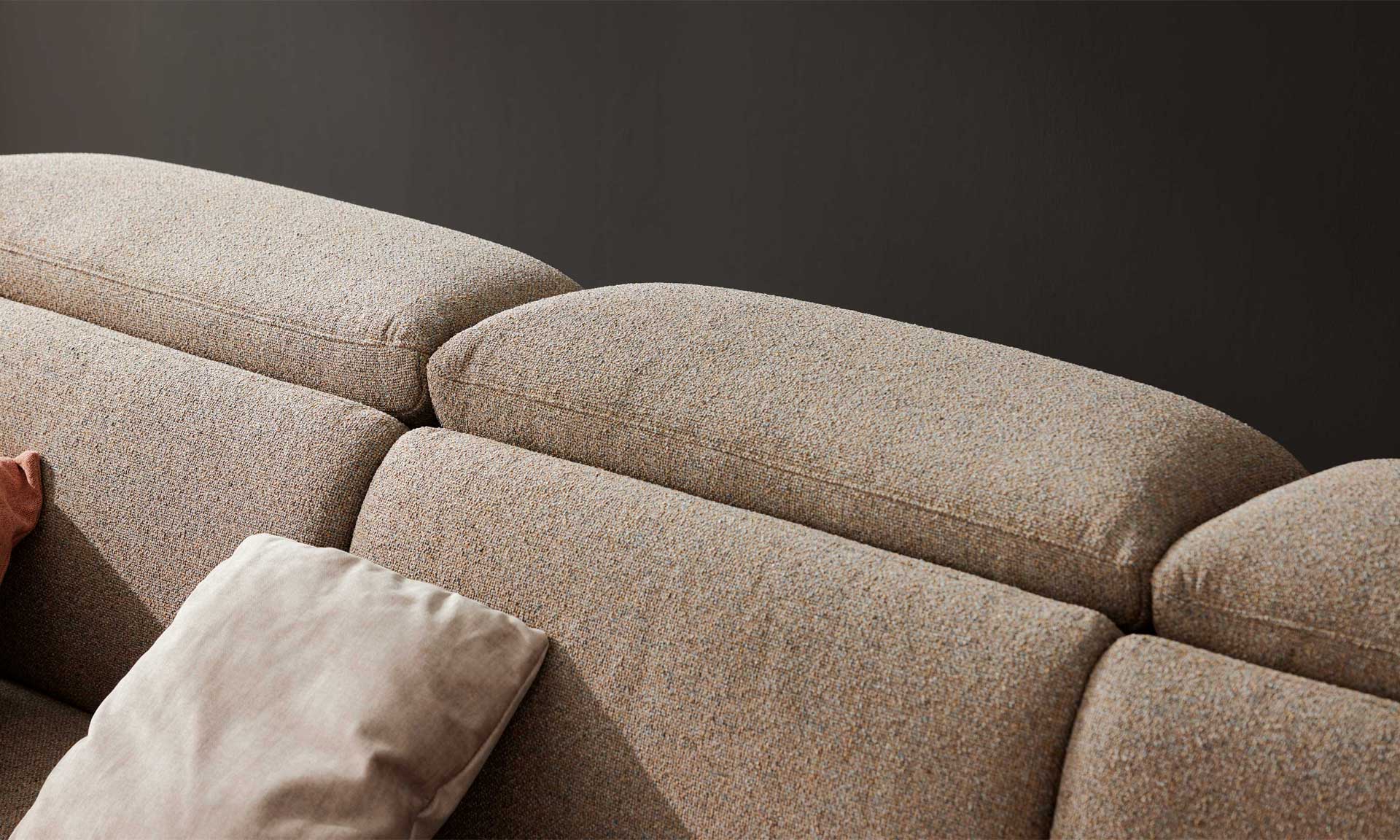 Ecksofa mit meliertem Stoff in Sand und schwarzen Winkelfüßen