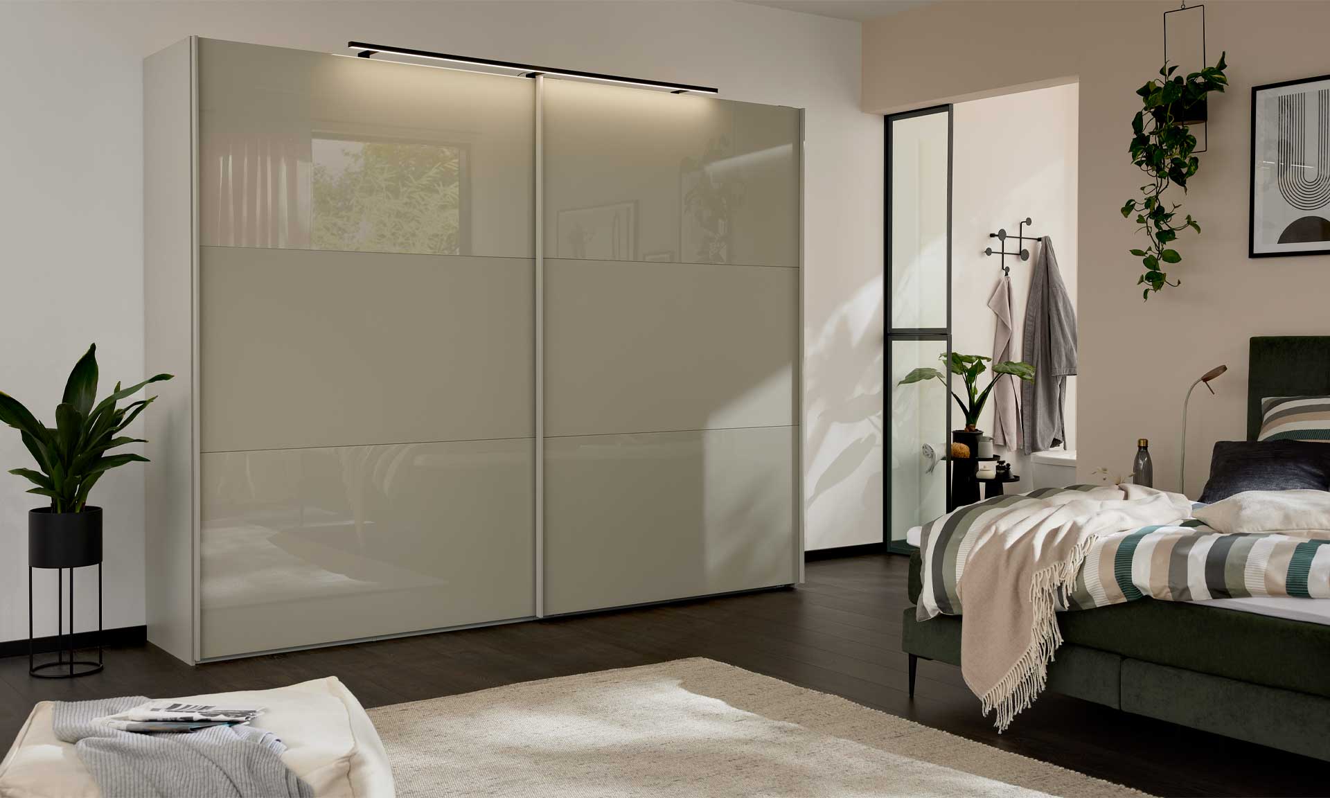 IL1211 Schwebetürenschrank 236 cm hoch Wohnbeispiel Totale