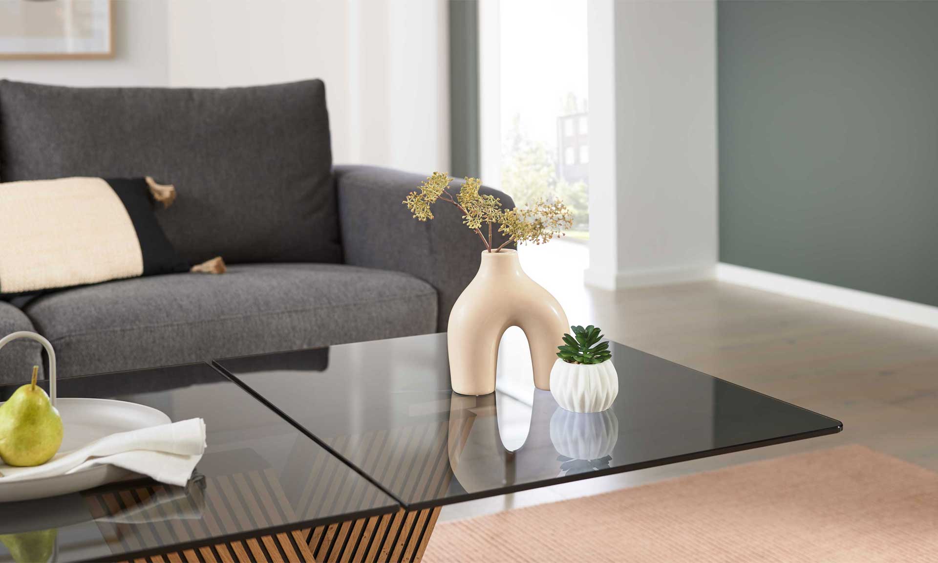 Couchtisch mit schwenkbaren Glasplatten und X-Gestell aus Holzlamellen
