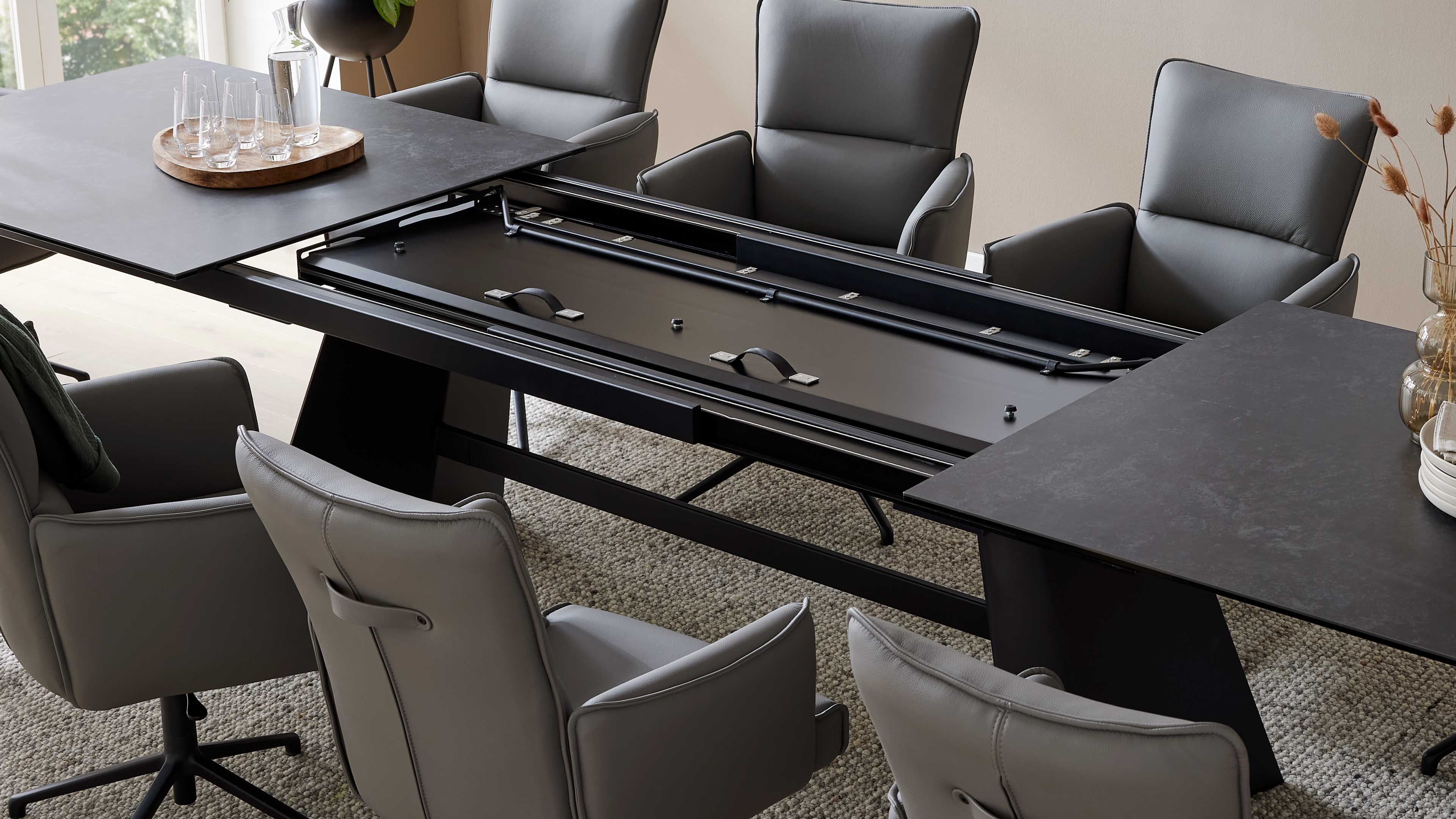 Ausziehtisch mit Glas-Keramik-Oberfläche in Oxidoptik und schwarzem Metallgestell für moderne Esszimmer und flexible Platzgestaltung