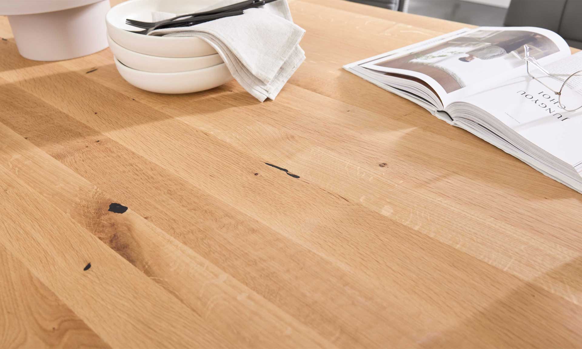 Esstisch mit massiver Holzplatte aus heller Eiche und Edelstahlgestell