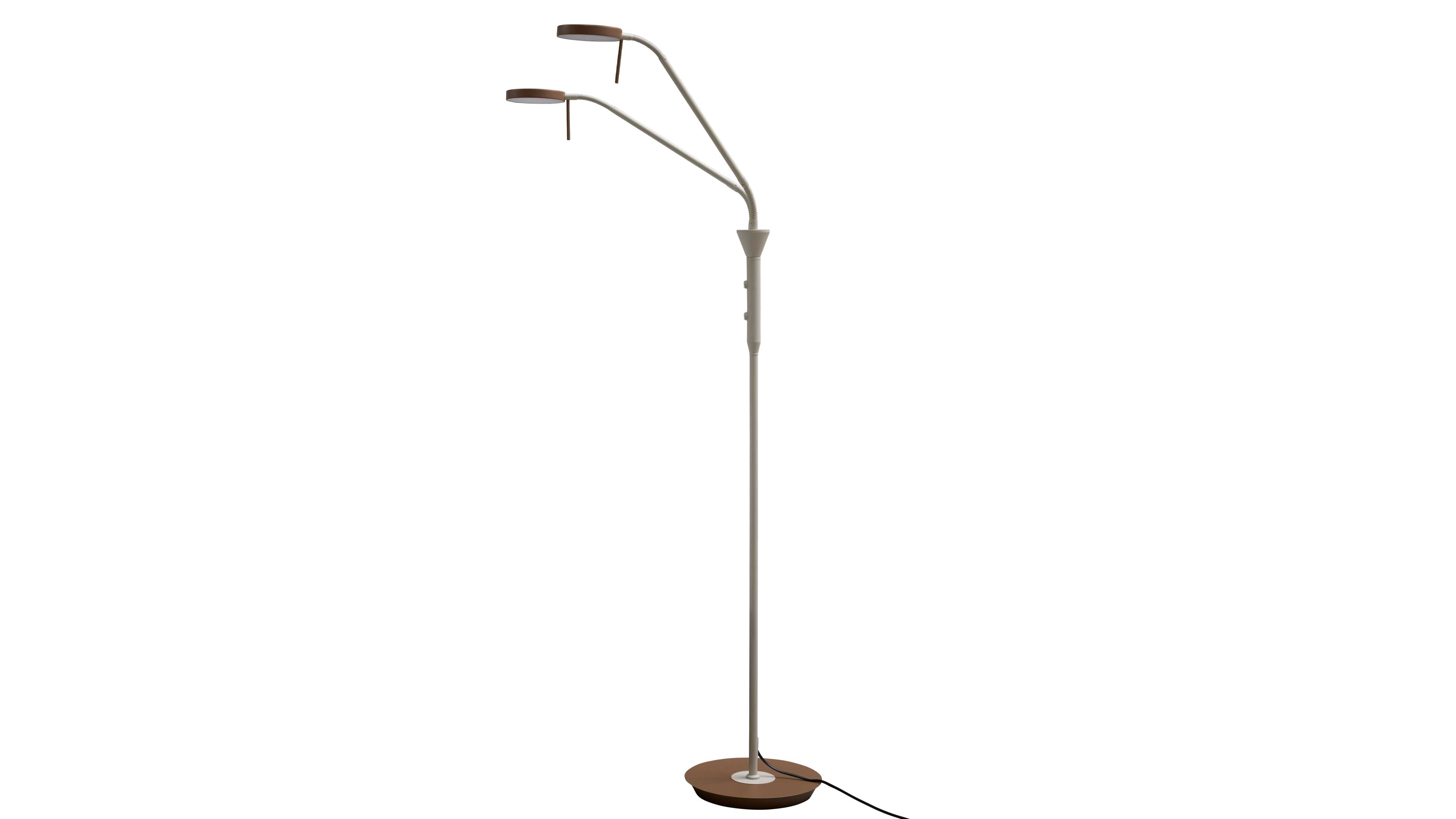 Stehlampe mit schlankem cremefarbenem Ständer, zwei gebogenen Armen mit runden braunen Leuchtköpfen, braunem Rundfuß und schwarzem Kabel.