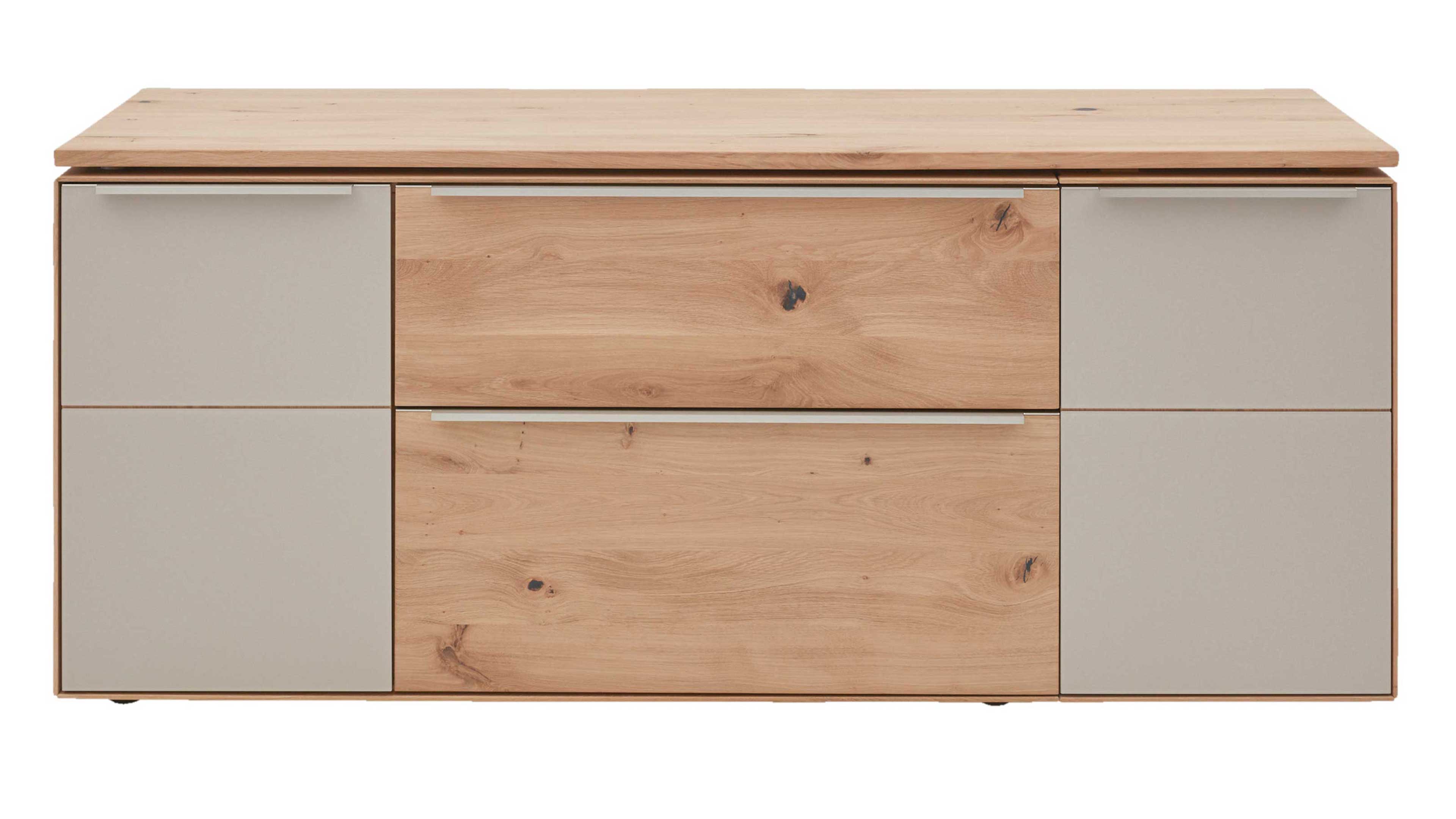 Lowboard aus hellem Holz mit zwei großen mittigen Schubladen, flankiert von vier mattergrauen Türen und schmalen Metallgriffen.