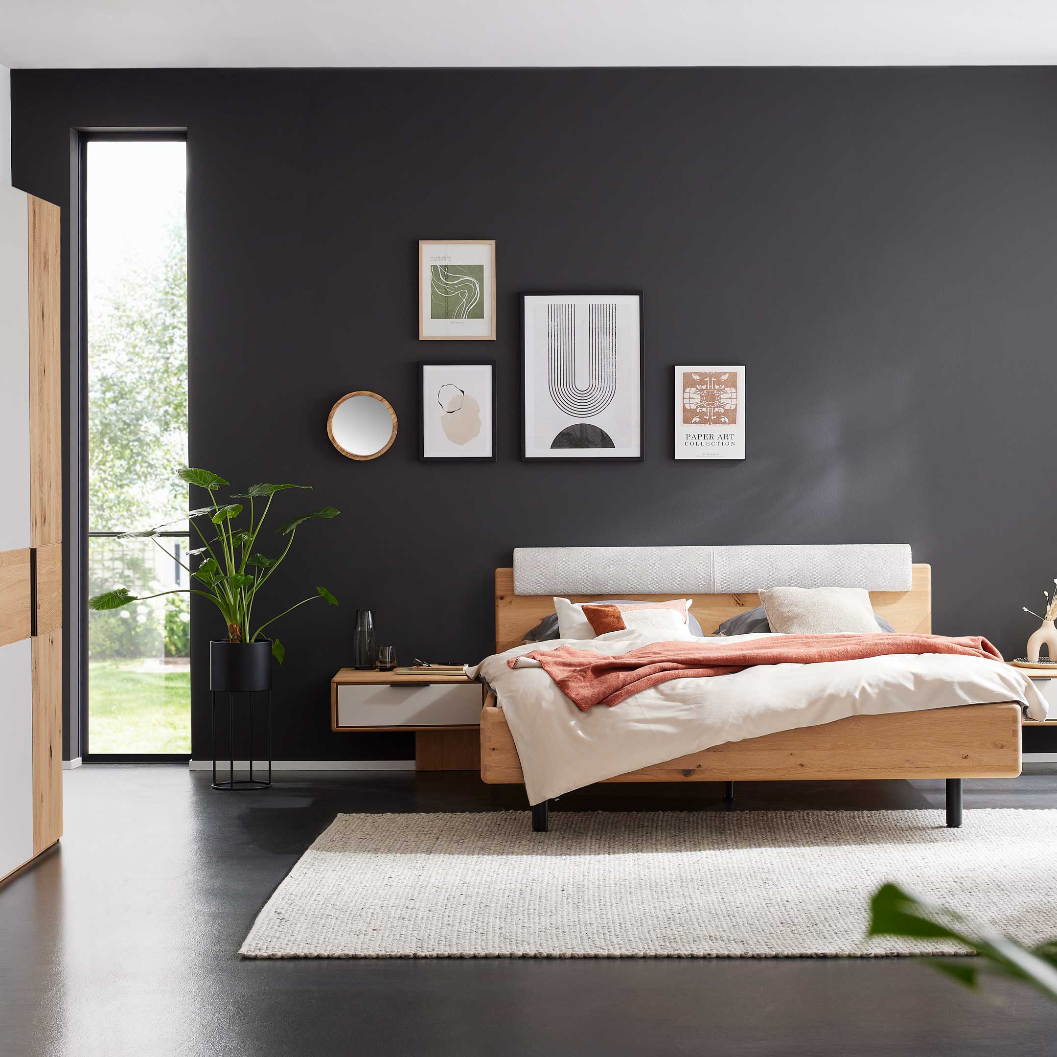 Schlafzimmer in Wildeiche, gepolstertem Kopfteil, Kleiderschrank, Bettgestell und zwei Nachtkonsolen im modernen Look