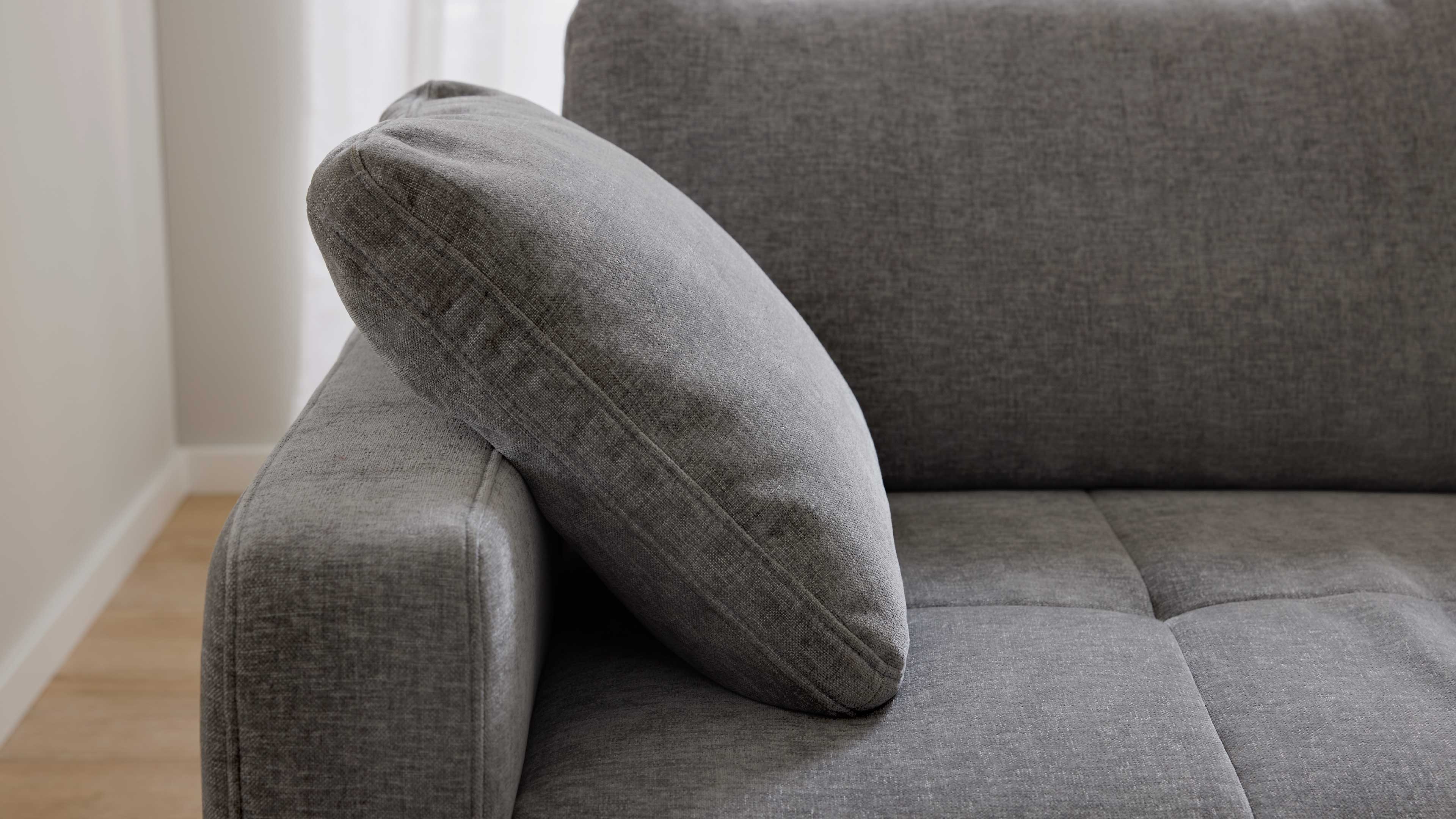 Graues Ecksofa mit Stoffbezug und schwarzen Metallfüßen