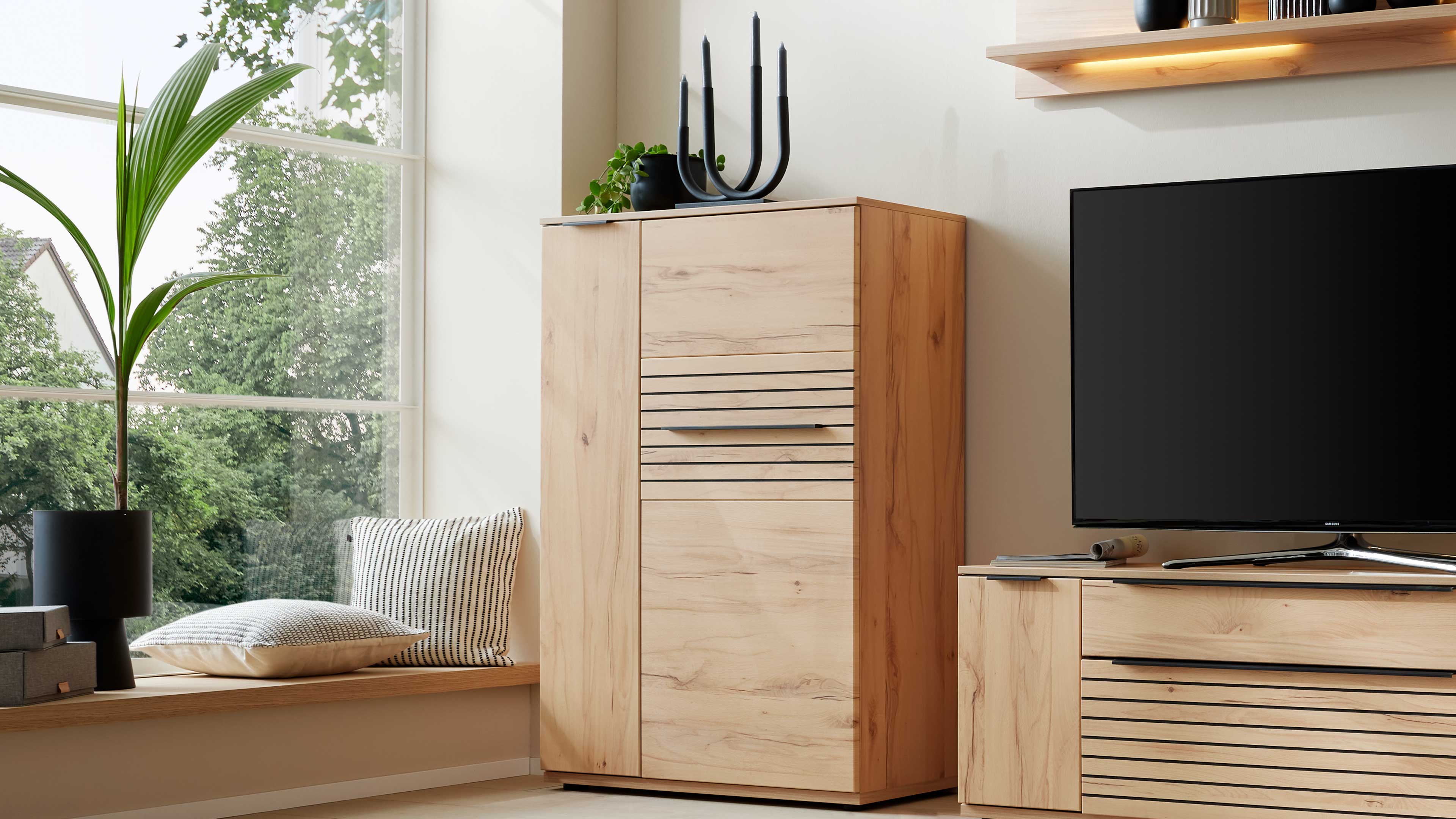 Kompaktes Highboard in Risseiche Dekor mit Türen und Schubladen für zusätzlichen Stauraum im Wohnbereich