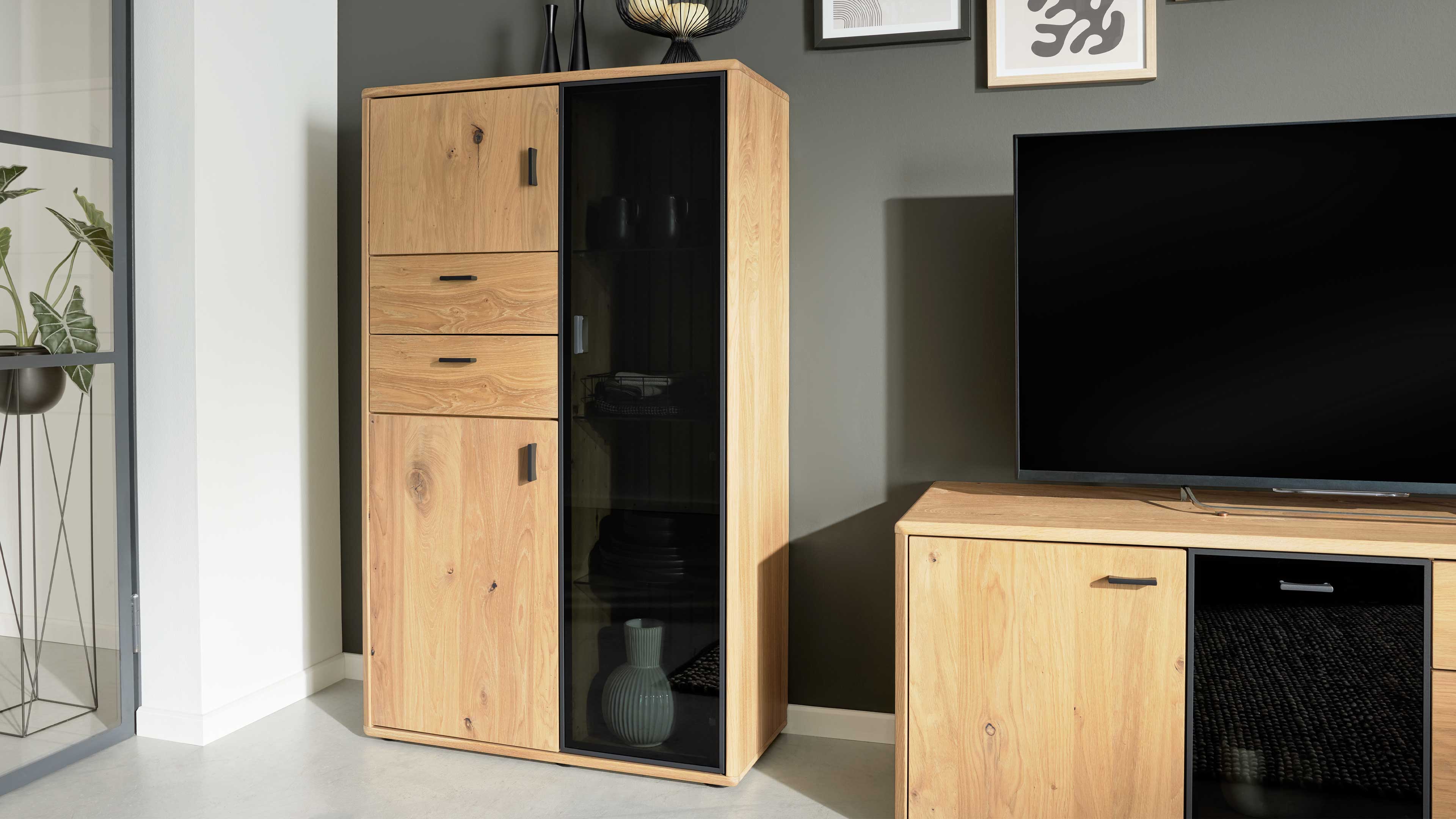 Highboard in Eichefurnier und Schwarzglas, mit Türen und Schubladen für Stauraum