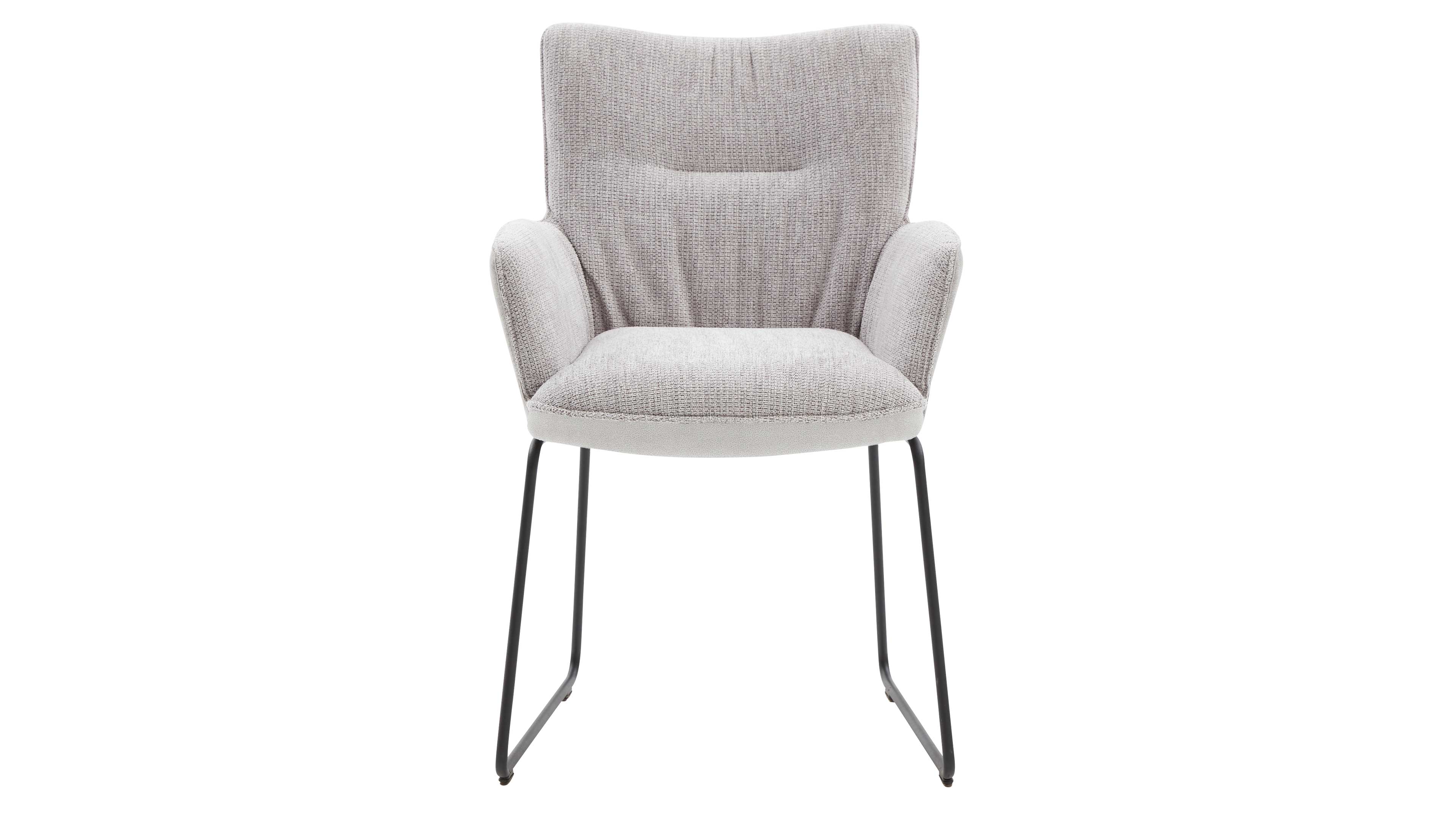 Gepolsterter Sessel in hellgrauem, strukturiertem Stoff mit geschwungenem Rücken, integrierten Armlehnen und schwarzen Kufenbeinen.