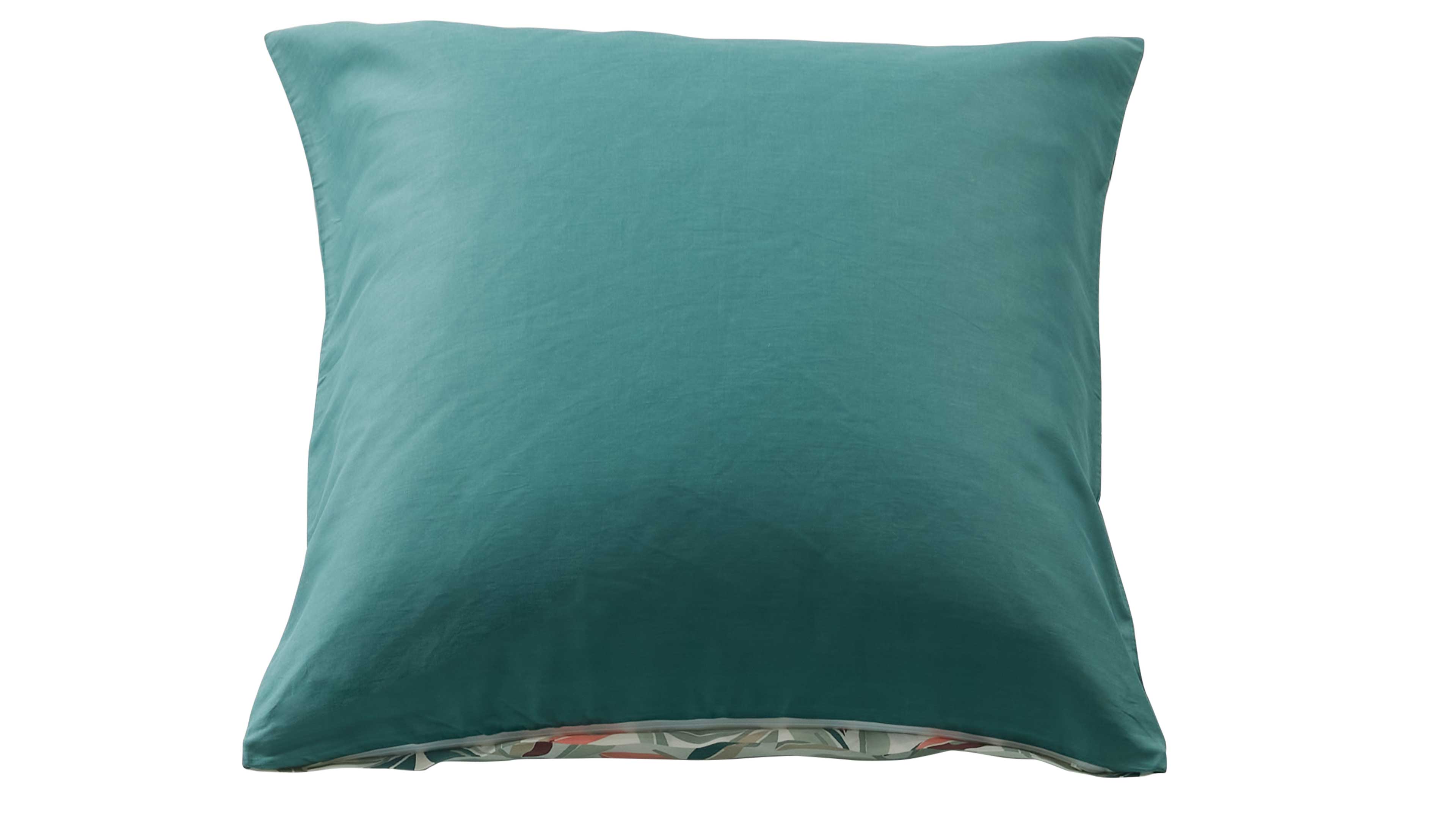 Quadratisches Kissen mit petrolgrünem Bezug, leicht geknittert, unterer Rand zeigt farbig gemustertes Innenfutter.