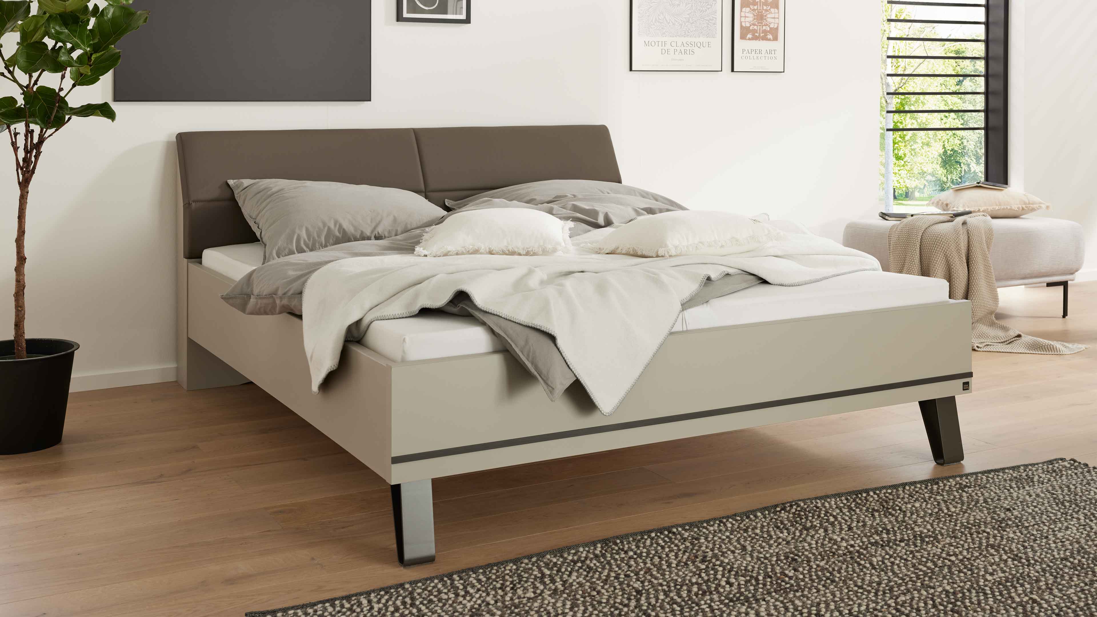 Vierteiliges Schlafzimmer in Kieselgrau und Weiß mit Bett, Nachtkonsolen und großem Kleiderschrank im modernen Design.