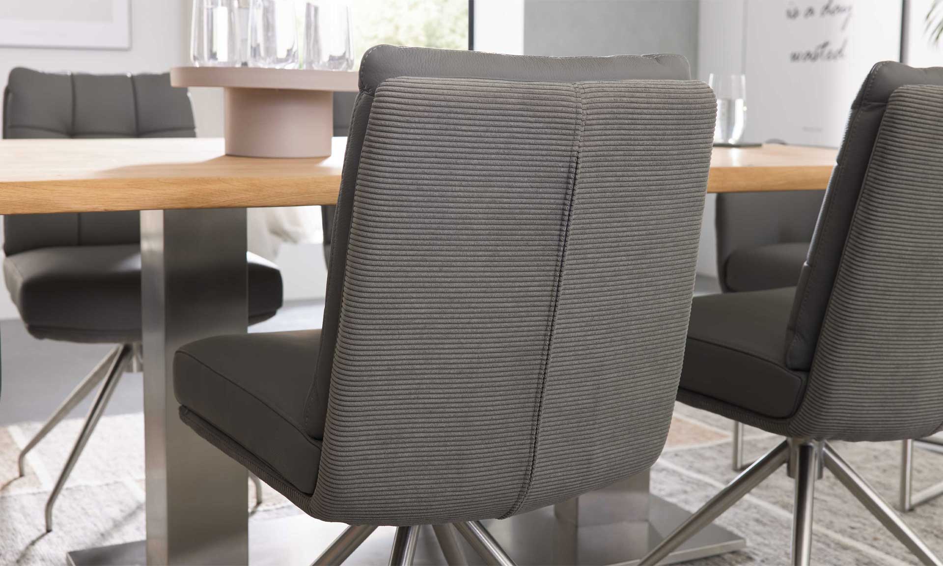 Polsterstuhl mit grauem Leder-Cord-Mix und Edelstahlgestell