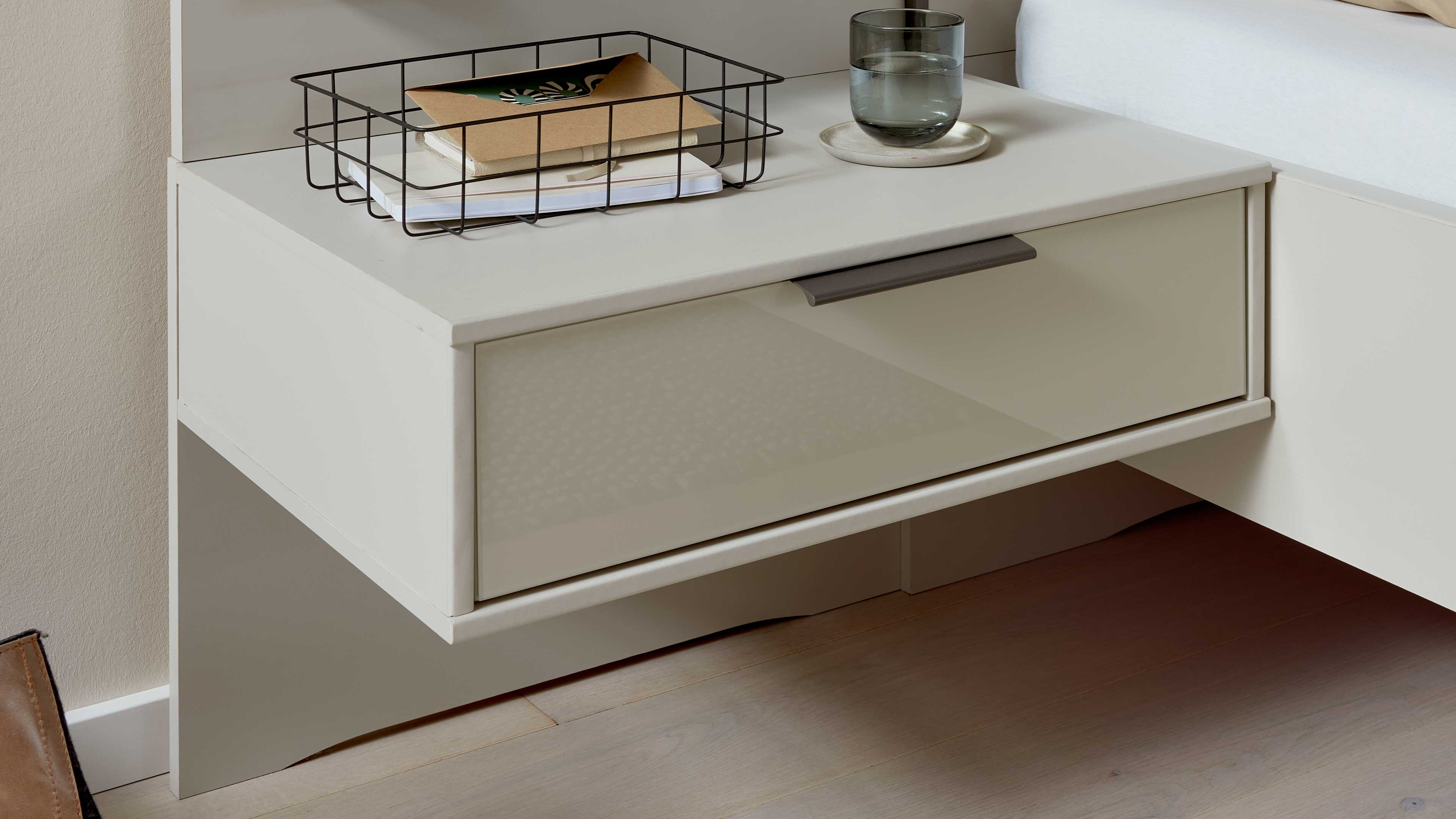 Vierteiliges Schlafzimmer mit Bett, Nachtkonsolen und großem Kleiderschrank in hellem Grau mit Holzakzenten