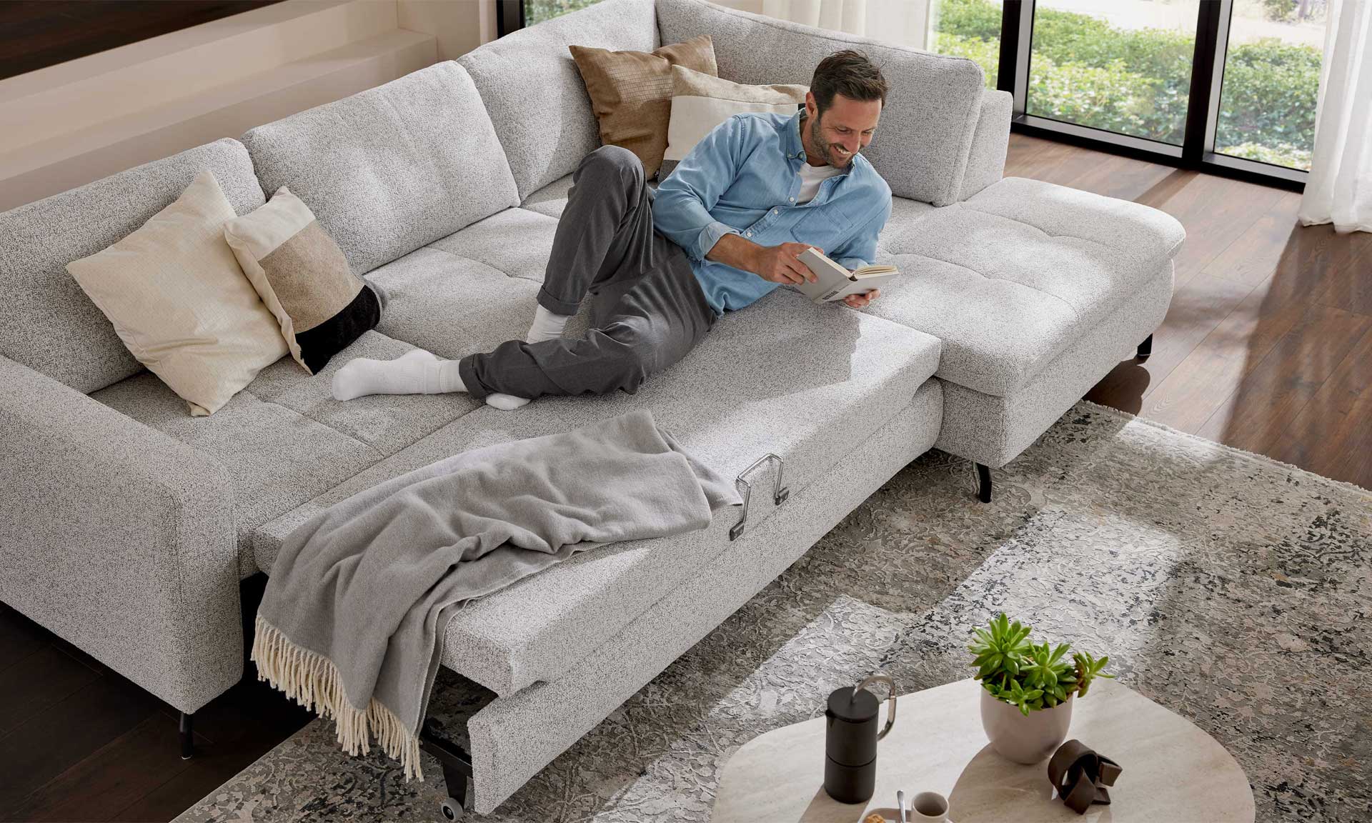 Ecksofa mit Stoffbezug in Ecru und schwarzen Metallfüßen