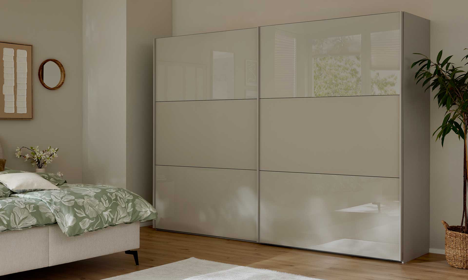 Schwebetürenschrank in Kieselgrau mit Glasfronten