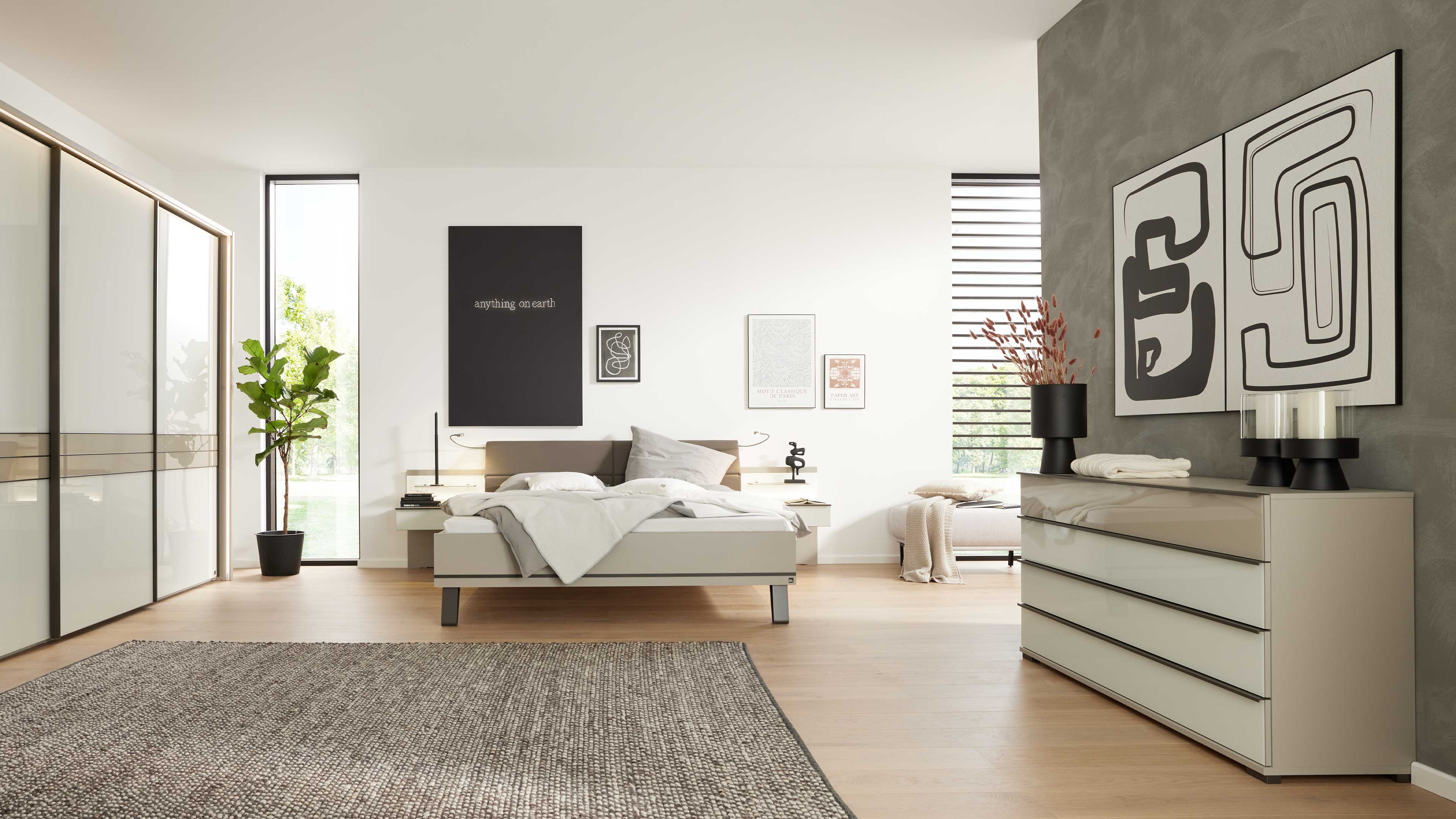 Komplett Schlafzimmer in Beige-Grau mit Doppelbett und Kleiderschrank