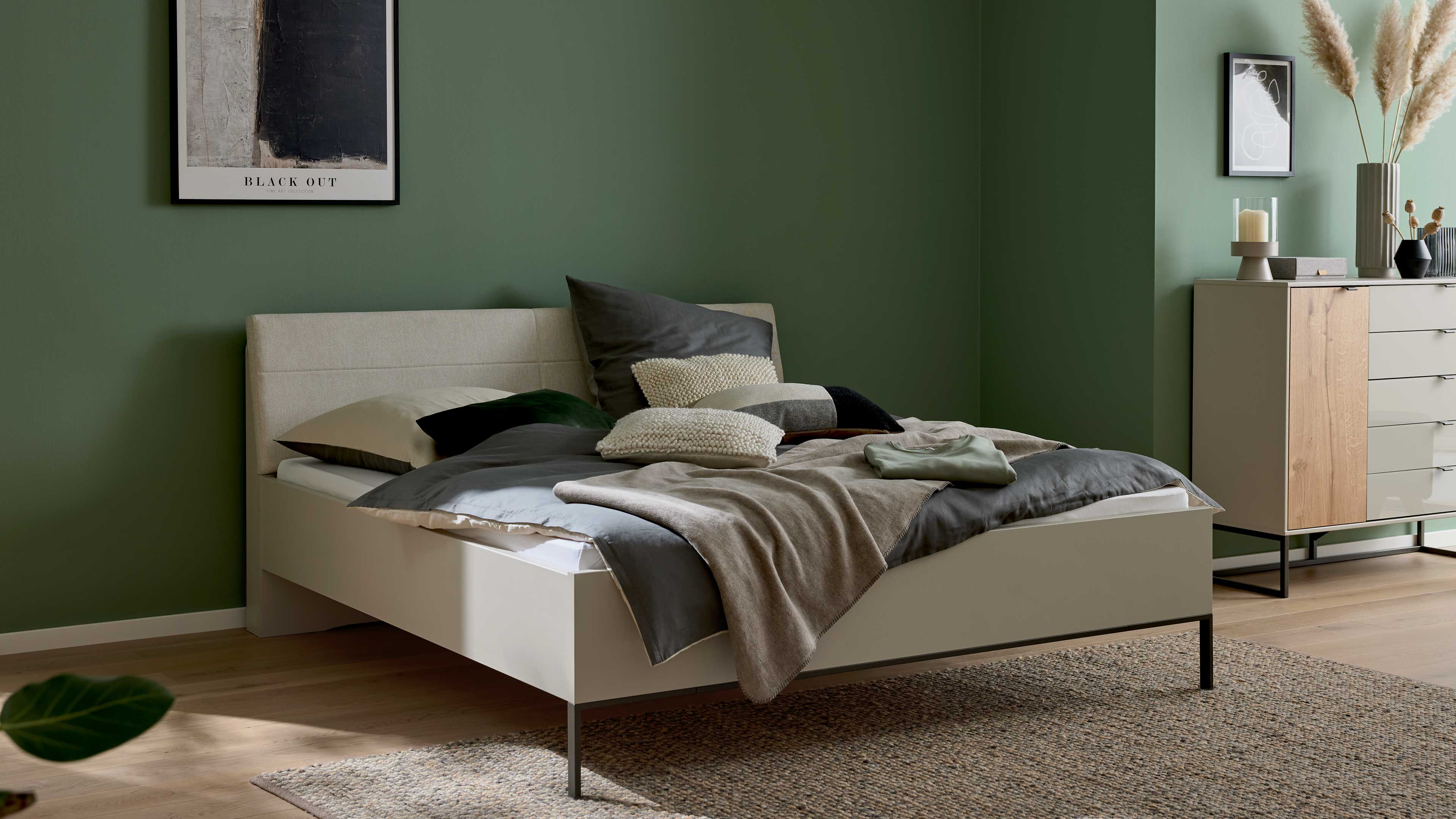 Doppelbett in Graubeige mit gepolstertem Kopfteil und schlanken Metallfüßen für ruhiges und modernes Schlafzimmerdesign