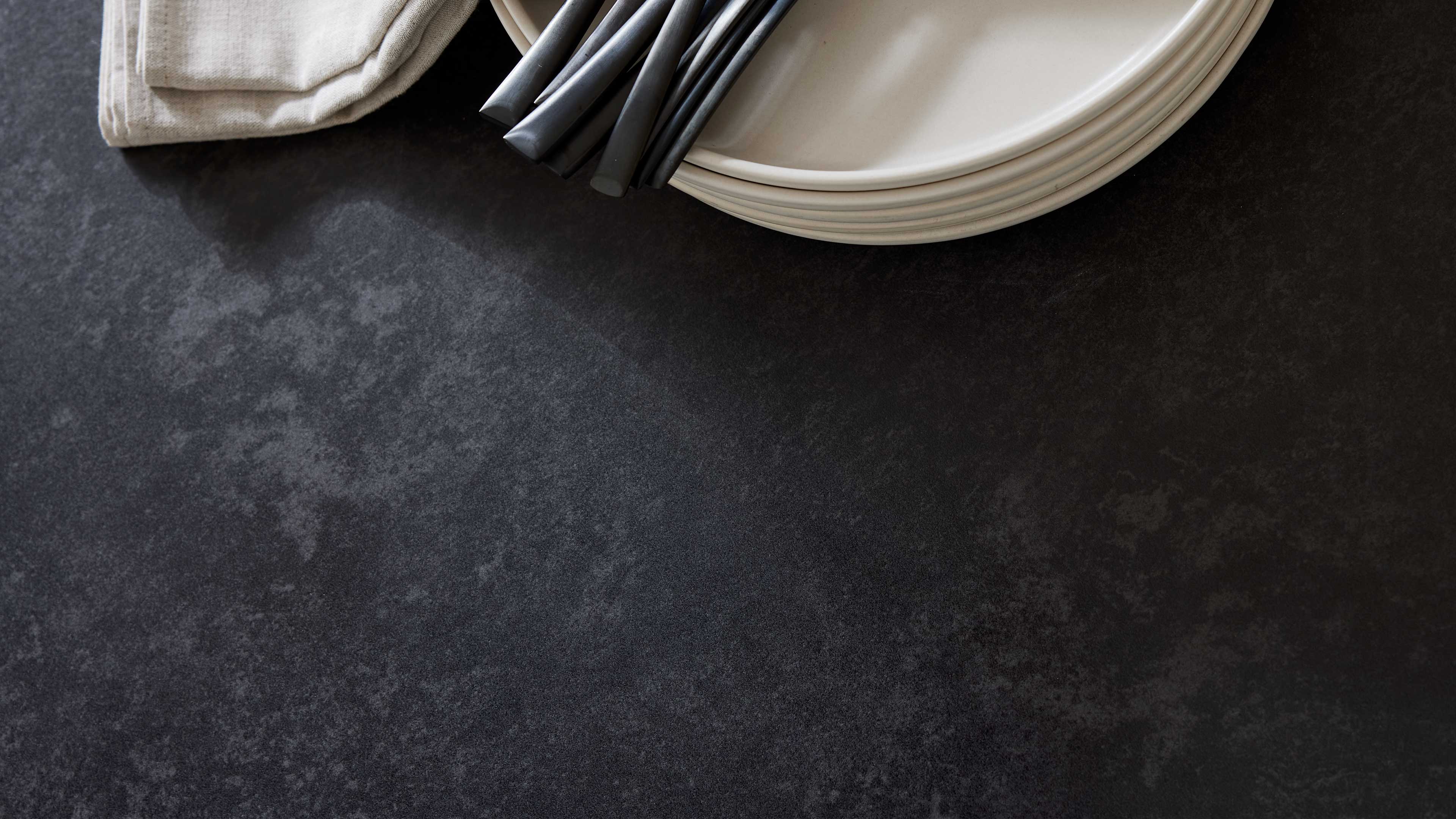 Ausziehtisch mit Glas-Keramik-Oberfläche in Oxidoptik und schwarzem Metallgestell für moderne Esszimmer und flexible Platzgestaltung