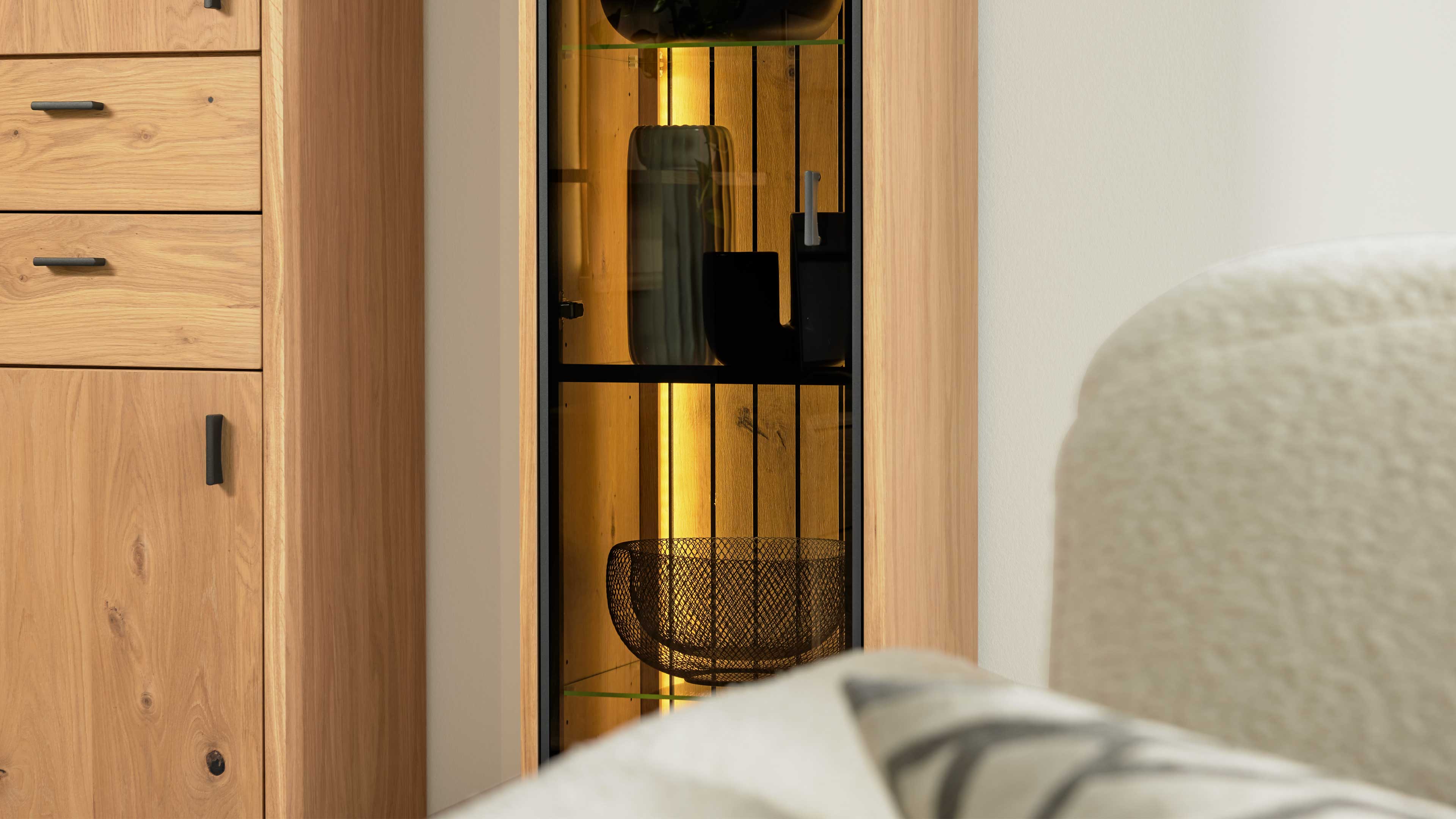 Hohe Vitrine mit Schwarzglasfront und Eichefurnier